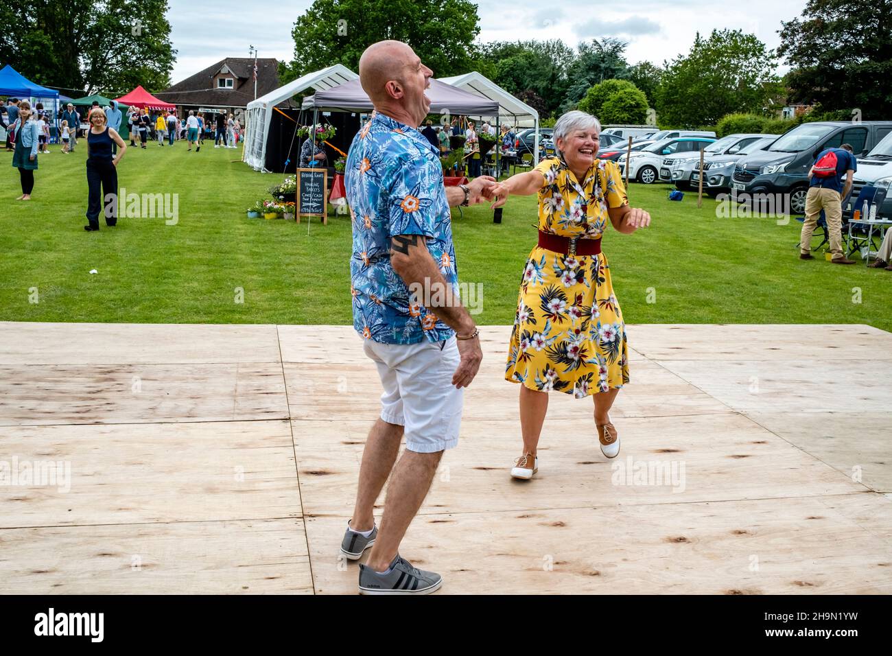 Einheimische tanzen und lachen im Nutley Village Fete, Nutley, East Sussex, Großbritannien. Stockfoto