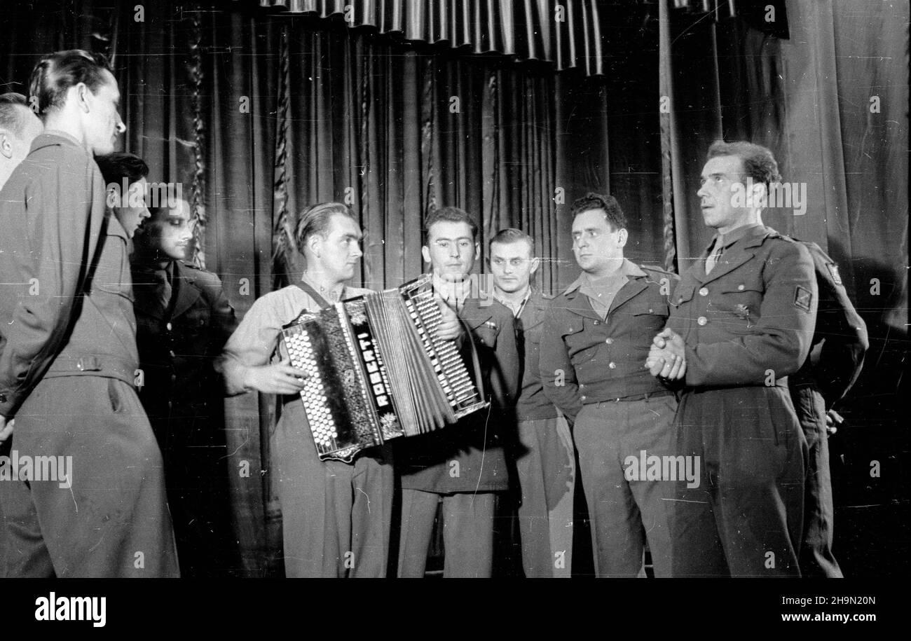 Warszawa, 1948-10-10. II Ogólnokrajowy Festiwal Kó³ Amatorskich Milicji Obywatelskiej (MO) odbywa³ siê w dniach 8-10 paŸdziernika. Na scenie klubu Komendy G³ównej Milicji Obywatelskiej (KG MO) przy ul. Karowej wyst¹pi³y 23 zespo³y: Teatralne, wokalne, taneczne i muzyczne. NZ. wystêpy fina³owe. mw PAP Warschau, 10. Oktober 1948. Das Nationale Festival der Bürgermiliz MO Amateur Circles 2nd fand vom 8. Bis 10. Oktober statt. Auf der Bühne des MO-Hauptquartiers (KG MO) in der Karowa Street traten 23 Theatergruppen, Gesangs-, Tanz- und Musikbands auf. Im Bild: Die Endleistung. mw PAP Stockfoto