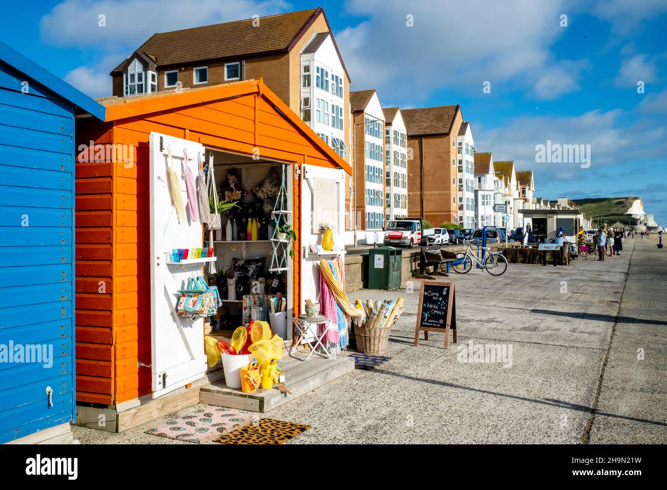 Ein farbenfroher ‘Beach Hut’ Shop an der Seafront von Seaford, Lewes, Sussex, Großbritannien. Stockfoto