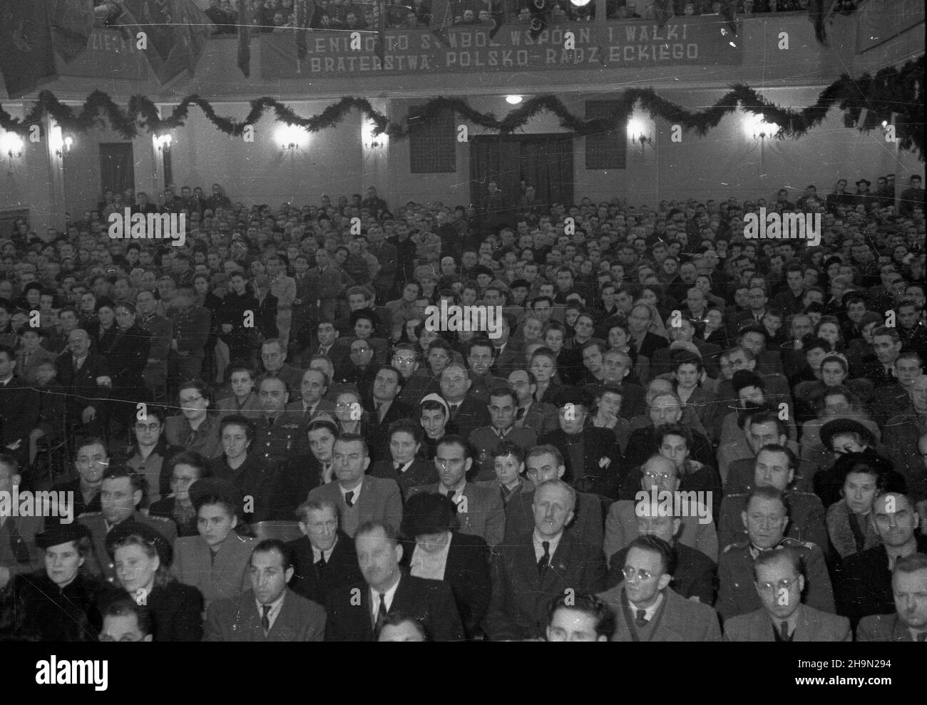 Warszawa, 1948-10-12. W pi¹t¹ rocznicê bitwy pod Lenino Zarz¹d G³ówny Towarzystwa Przyjació³ ¯o³nierza i Towarzystwo PrzyjaŸni Polsko-Radzieckiej zorganizowa³y akademiê w sali Ministerstwa Bezpieczeñstwa Publicznego. NZ. Przemawia przewodnicz¹cy TP¯ Stefan Matuszewski. pw PAP Warschau, 12. Oktober 1948. Am 5th. Jahrestag der Schlacht von Lenino veranstalteten der Vorstand des Soldatenfreundschaftsverbandes TPZ und der Polnischen Sowjetischen Freundschaftsvereinigung im Ministerium für öffentliche Sicherheit eine Gala. Im Bild: TPZ-Vorsitzender Stefan Matuszewski spricht. pw PAP Stockfoto