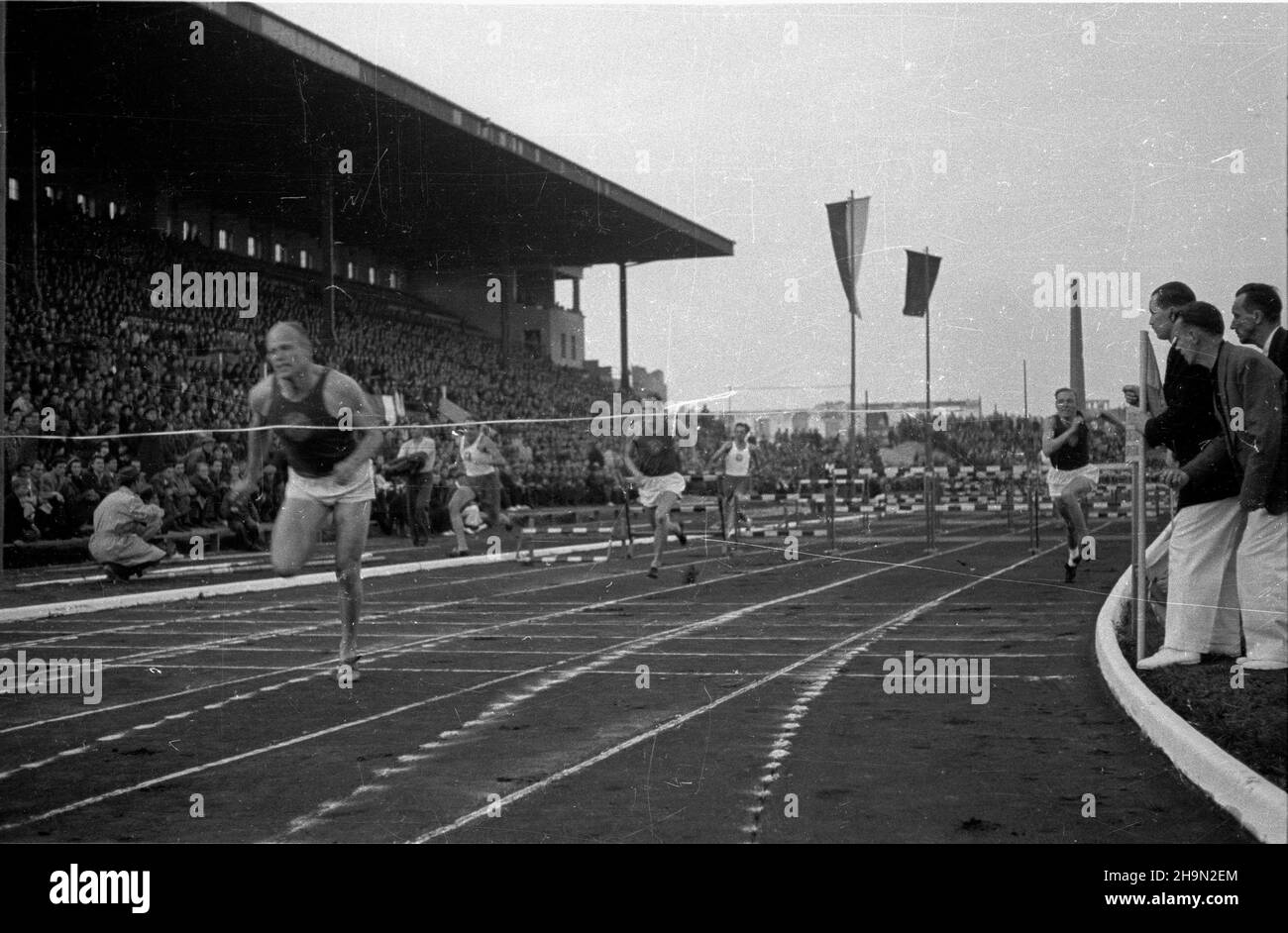 Warszawa, 1948-10-15. OD 10 do 26 paŸdziernika przebywa³a w Polsce ekipa radzieckich sportowców. Wœród nich byli lekkoatleci, którzy w dniach 15-16 paŸdziernika wziêli udzia³ w zawodach na stadionie Wojskowego Klubu Sportowego Legia, przy ul. £azienkowskiej. NZ. bieg na 110 metrów przez p³otki mê¿czyzn, który zwyciê¿y³ Jewgenij Bu³anczik z ZSRR (1L), z ty³u biegn¹ zawodnicy radzieccy Stiepanczonok (1P) i £oniew (3P) oraz reprezentanci Polski Ska³bania (2L) i Nowak (2P). pw PAP Warschau, 15. Oktober 1948. Eine Delegation sowjetischer Sportler besuchte Polen vom 10. Bis 26. Oktober. Unter ihnen Stockfoto