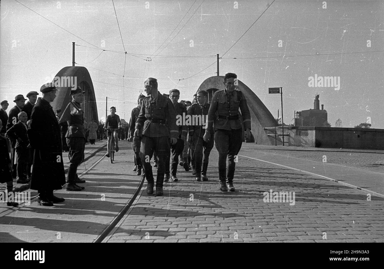 Wroc³aw, 1948-10-17. W rocznicê bitwy pod Lenino w ca³ym kraju odby³y siê masowe marsze pod has³em M³odzie¿ Polski maszeruje szlakami zwyciêstw bratnich Armii Radzieckiej i Polskiej. Wroc³awski marsz zgromadzi³ Ponad 20 tysiêcy osób. NZ. Uczestnicy marszu na ul. Józefa Stalina (obecnie Jednoœci Narodowej) przed mostem Boles³awa Krzywoustego na Starej Odrze (od 1915 r. nazywany mostem Hindenburga, w 1945-7 Kar³owickim, dzisiaj Warszawskim). pw PAP Breslau, 17. Oktober 1948. Am Jahrestag der Schlacht von Lenino fanden im ganzen Land unter dem Motto Polnische Jugend ma Massenmärsche statt Stockfoto