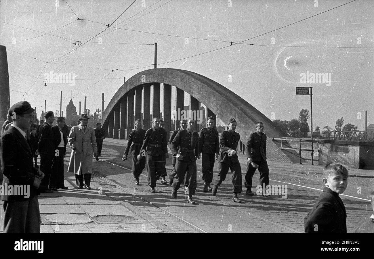 Wroc³aw, 1948-10-17. W rocznicê bitwy pod Lenino w ca³ym kraju odby³y siê masowe marsze pod has³em M³odzie¿ Polski maszeruje szlakami zwyciêstw bratnich Armii Radzieckiej i Polskiej. Wroc³awski marsz zgromadzi³ Ponad 20 tysiêcy osób. NZ. Uczestnicy marszu na ul. Józefa Stalina (obecnie Jednoœci Narodowej) przed mostem Boles³awa Krzywoustego na Starej Odrze (od 1915 r. nazywany mostem Hindenburga, w 1945-7 Kar³owickim, dzisiaj Warszawskim). pw PAP Breslau, 17. Oktober 1948. Am Jahrestag der Schlacht von Lenino fanden im ganzen Land unter dem Motto Polnische Jugend ma Massenmärsche statt Stockfoto