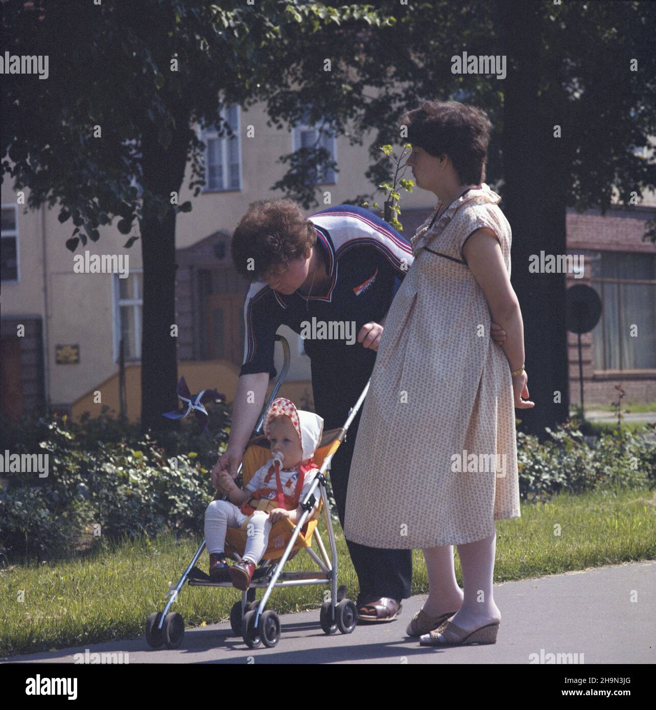 Z³otów 06,1984. Rodzina na spacerze. js PAP/Wojciech Kryñski Dok³adny dzieñ wydarzenia nieustalony. Zlotow, Juni 1984. TA-Familie auf einem Spaziergang. js PAP/Wojciech Krynski Termin unbekannt. Stockfoto