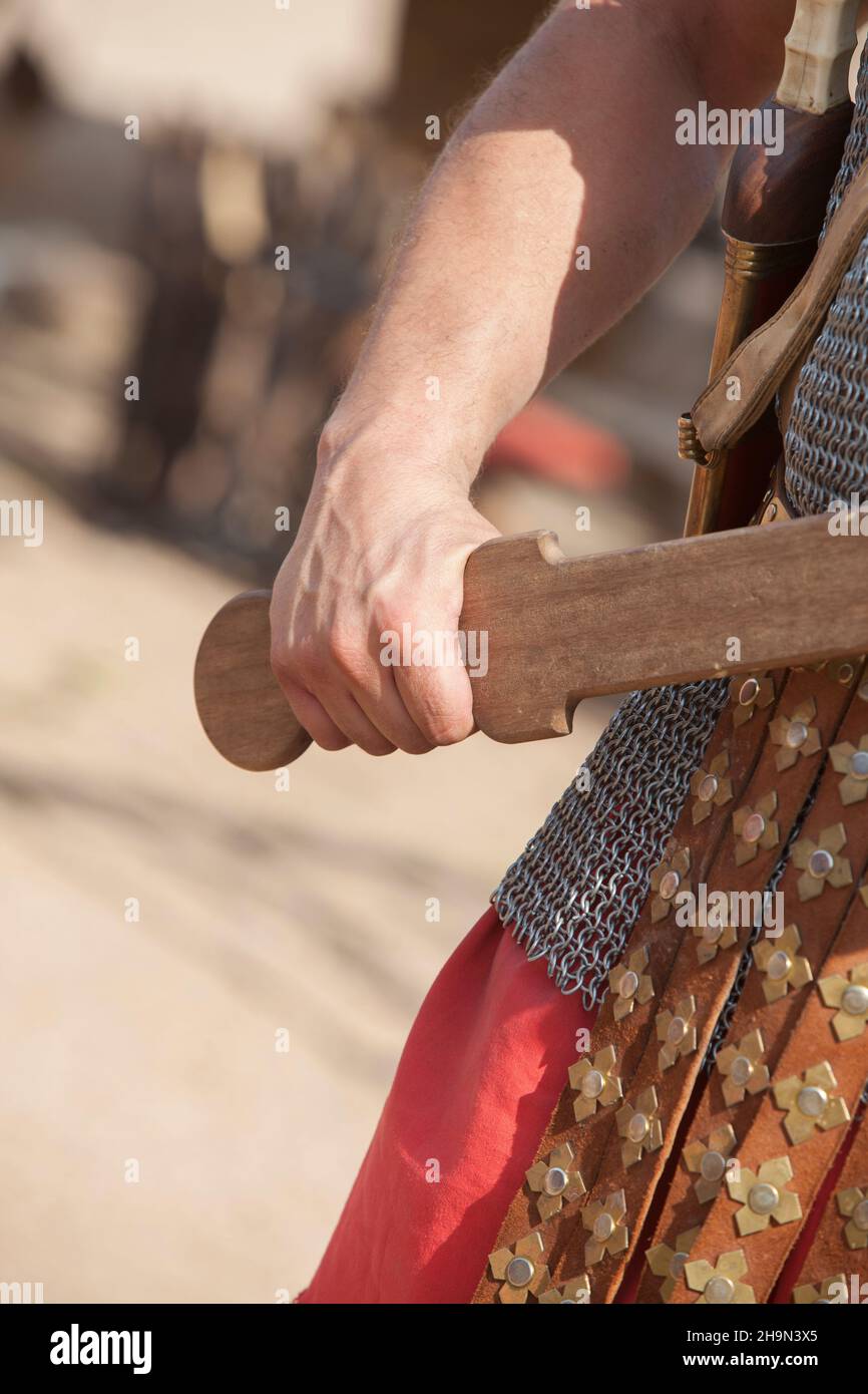 Soldat mit einem hölzernen Trainingsschwert. Replik der römischen militärischen persönlichen Ausrüstung Stockfoto