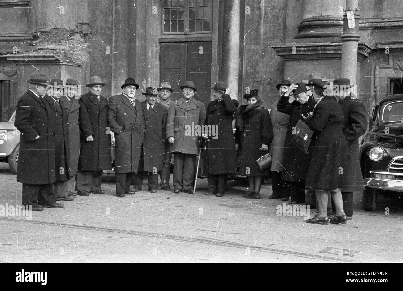 Warszawa, 1948-10-23. 22 paŸdziernika do Polski przyby³a delegacja uczonych radzieckich, jad¹cych do Krakowa na jubileusz Polskiej Akademii Umiejêtnoœci. W sk³ad delegacji wchodzili profesorowie: Historyk Borys Grekow (jako przewodnicz¹cy), fizyk Borys Wedeñski, Chemik Aleksander Niesmiejanow, zoolog Eugeniusz Paw³owski, matematyk Iwan Razañski, biolog Iwan G³uszenko (jako sekretarz), Chemik Konstanty Poroszyn. Przed wyjazdem na uroczystoœci delegaci zwiedzili Warszawê. NZ. Uczeni, m.in. Borys Wedeñski (5L) i Borys Grekow (9L), przed koœcio³em œw. Anny przy ul. Krakowskie Przedmieœcie. pw PA Stockfoto