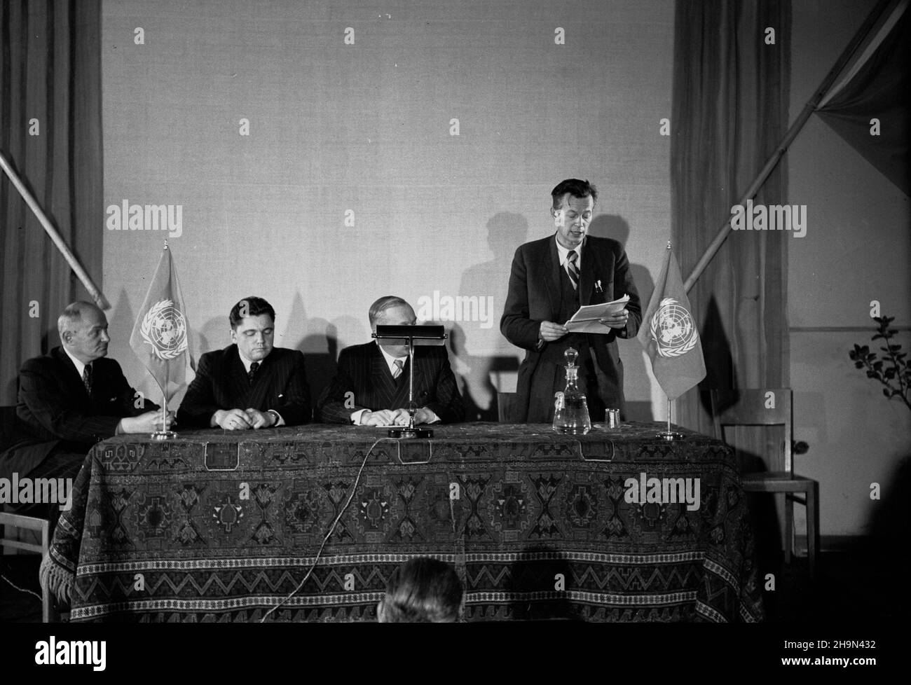 Warszawa, 1948-10-23. W zwi¹zku z Dniem Narodów Zjednoczonych, odby³a siê akademia zorganizowana przez Polskie Towarzystwo Przyjació³ Narodów Zjednoczonych. NZ. m.in. Podsekretarz stanu w Ministerstwie Zdrowia i przewodnicz¹cy Zarz¹du G³ównego Towarzystwa PrzyjaŸni Polsko-Wêgierskiej Jerzy Sztachelski (przemawia). pw PAP Warschau, 23. Oktober 1948. Eine Gala, die vom polnischen Freundeskreis der Vereinten Nationen PTPNZ im Zusammenhang mit dem Tag der Vereinten Nationen organisiert wurde. Im Bild: Staatsunterschaftsrat des Gesundheitsministeriums und Vorsitzender des Hauptvorstandes der Polnisch-Ungarischen Freundschaft Soci Stockfoto