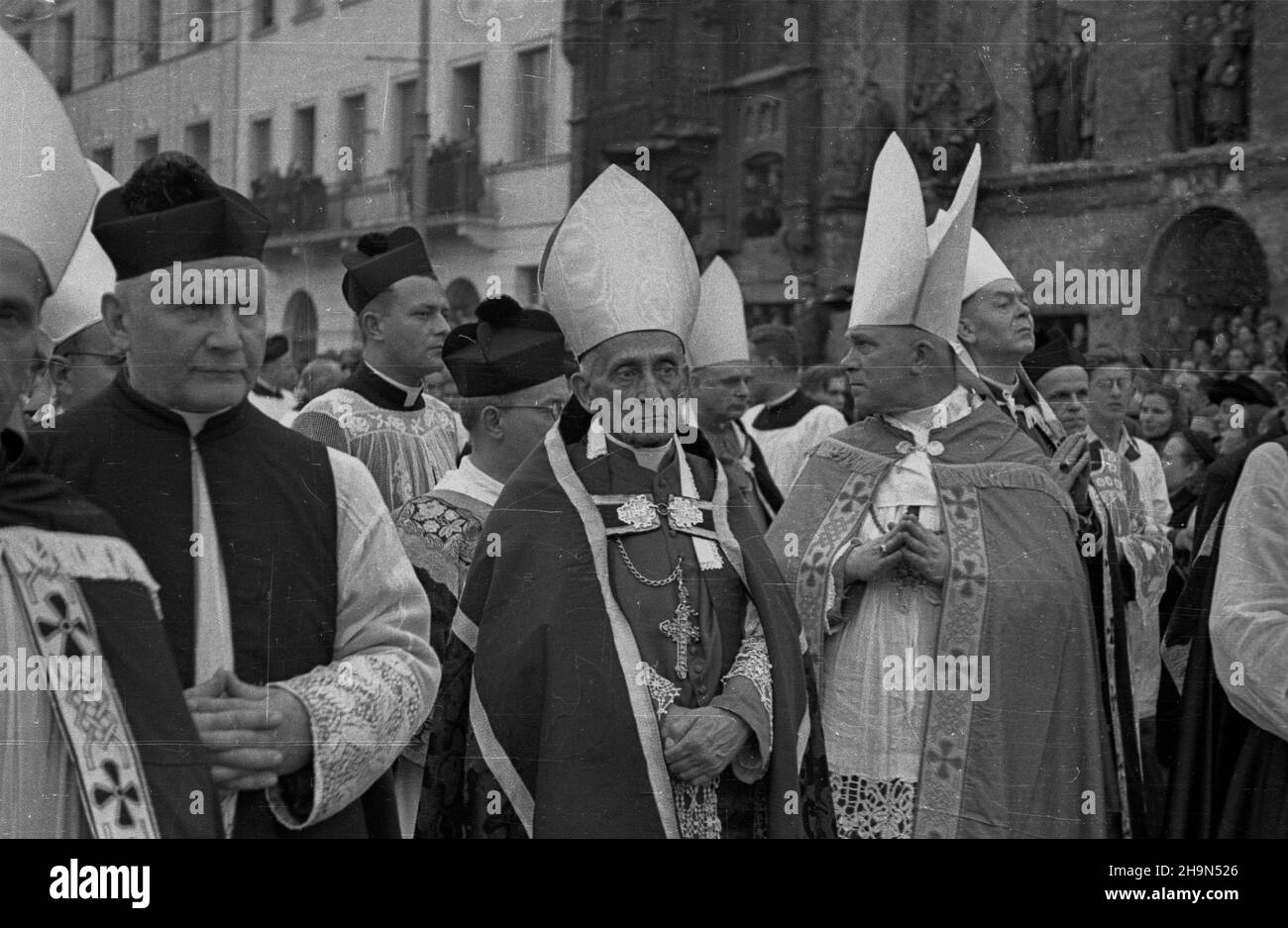 Warszawa, 1948-10-26. Pogrzeb prymasa Polski, kardyna³a, prezbitera Koœcio³a rzymskokatolickiego, legata Stolicy Apostolskiej, Metropolity gnieŸnieñskiego i warszawskiego Augusta Hlonda. Przeniesienie trumbny ze zw³okami z koœcio³a Wniebowziêcia NMP i œw. Józefa Oblubieñca (ul. Krakowskie Przedmieœcie) Do krypty w katedrze œw. Jana Chrzciciela (ul. Œwiêtojañska). NZ. Duchowni w kondukcie pogrzebowym na ul. Krakowskie Przedmieœcie, m.in. abp krakowski ksi¹¿ê kardyna³ Adam Stefan Sapieha (C). uu PAP Warschau, 26. Oktober 1948. Die Beerdigung von Polens Primas, Kardinal, päpstlicher Legat, Gniezno und Stockfoto