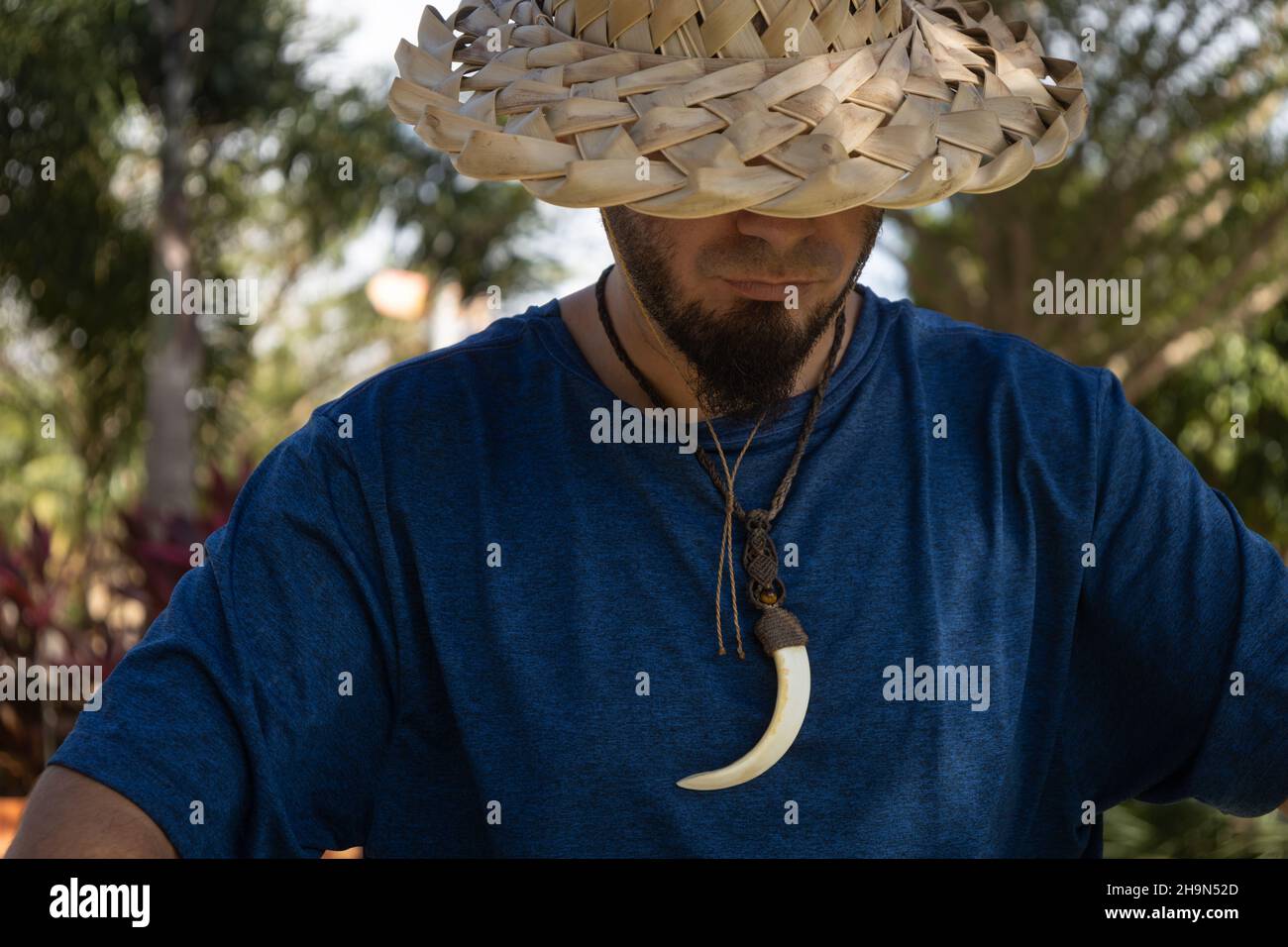 Junger Mann von Hippie-Auftritt mit Strohhut. Stockfoto