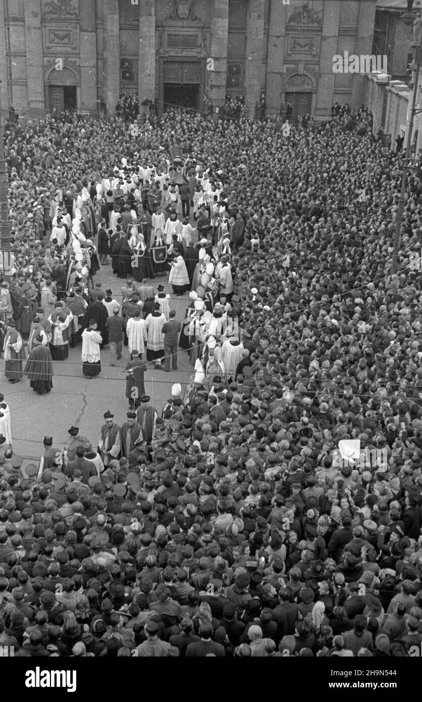 Warszawa, 1948-10-26. Pogrzeb prymasa Polski, kardyna³a, prezbitera Koœcio³a rzymskokatolickiego, legata Stolicy Apostolskiej, Metropolity gnieŸnieñskiego i warszawskiego Augusta Hlonda. Przeniesienie trumbny ze zw³okami z koœcio³a Wniebowziêcia NMP i œw. Józefa Oblubieñca (ul. Krakowskie Przedmieœcie) Do krypty w katedrze œw. Jana Chrzciciela (ul. Œwiêtojañska). NZ. Kondukt pogrzebowy przed koœcio³em pokemelickim. uu PAP Warschau, 26. Oktober 1948. Die Beerdigung des polnischen Primas, des Kardinals, des päpstlichen Legats, Gniezno und des Warschauer Erzbischofs August Hlond. Der Sarg wird aus der Kirche der überführt Stockfoto