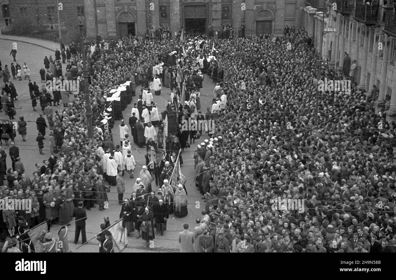 Warszawa, 1948-10-26. Pogrzeb prymasa Polski, kardyna³a, prezbitera Koœcio³a rzymskokatolickiego, legata Stolicy Apostolskiej, Metropolity gnieŸnieñskiego i warszawskiego Augusta Hlonda. Przeniesienie trumbny ze zw³okami z koœcio³a Wniebowziêcia NMP i œw. Józefa Oblubieñca (ul. Krakowskie Przedmieœcie) Do krypty w katedrze œw. Jana Chrzciciela (ul. Œwiêtojañska). NZ. Kondukt pogrzebowy przed koœcio³em pokemelickim. uu PAP Warschau, 26. Oktober 1948. Die Beerdigung des polnischen Primas, des Kardinals, des päpstlichen Legats, Gniezno und des Warschauer Erzbischofs August Hlond. Der Sarg wird aus der Kirche der überführt Stockfoto