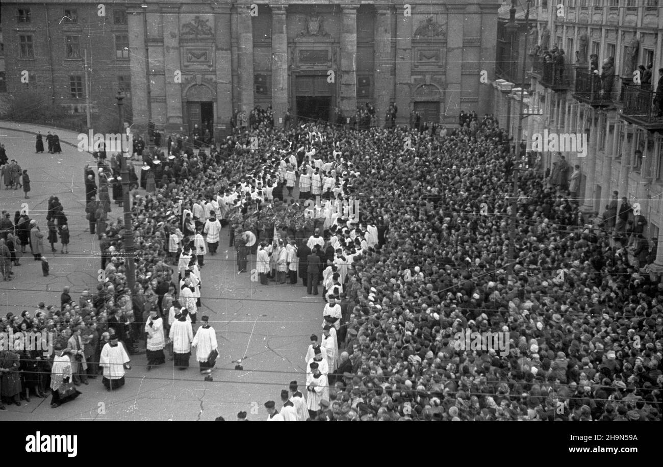 Warszawa, 1948-10-26. Pogrzeb prymasa Polski, kardyna³a, prezbitera Koœcio³a rzymskokatolickiego, legata Stolicy Apostolskiej, Metropolity gnieŸnieñskiego i warszawskiego Augusta Hlonda. Przeniesienie trumbny ze zw³okami z koœcio³a Wniebowziêcia NMP i œw. Józefa Oblubieñca (ul. Krakowskie Przedmieœcie) Do krypty w katedrze œw. Jana Chrzciciela (ul. Œwiêtojañska). NZ. Kondukt pogrzebowy przed koœcio³em pokemelickim. uu PAP Warschau, 26. Oktober 1948. Die Beerdigung des polnischen Primas, des Kardinals, des päpstlichen Legats, Gniezno und des Warschauer Erzbischofs August Hlond. Der Sarg wird aus der Kirche der überführt Stockfoto