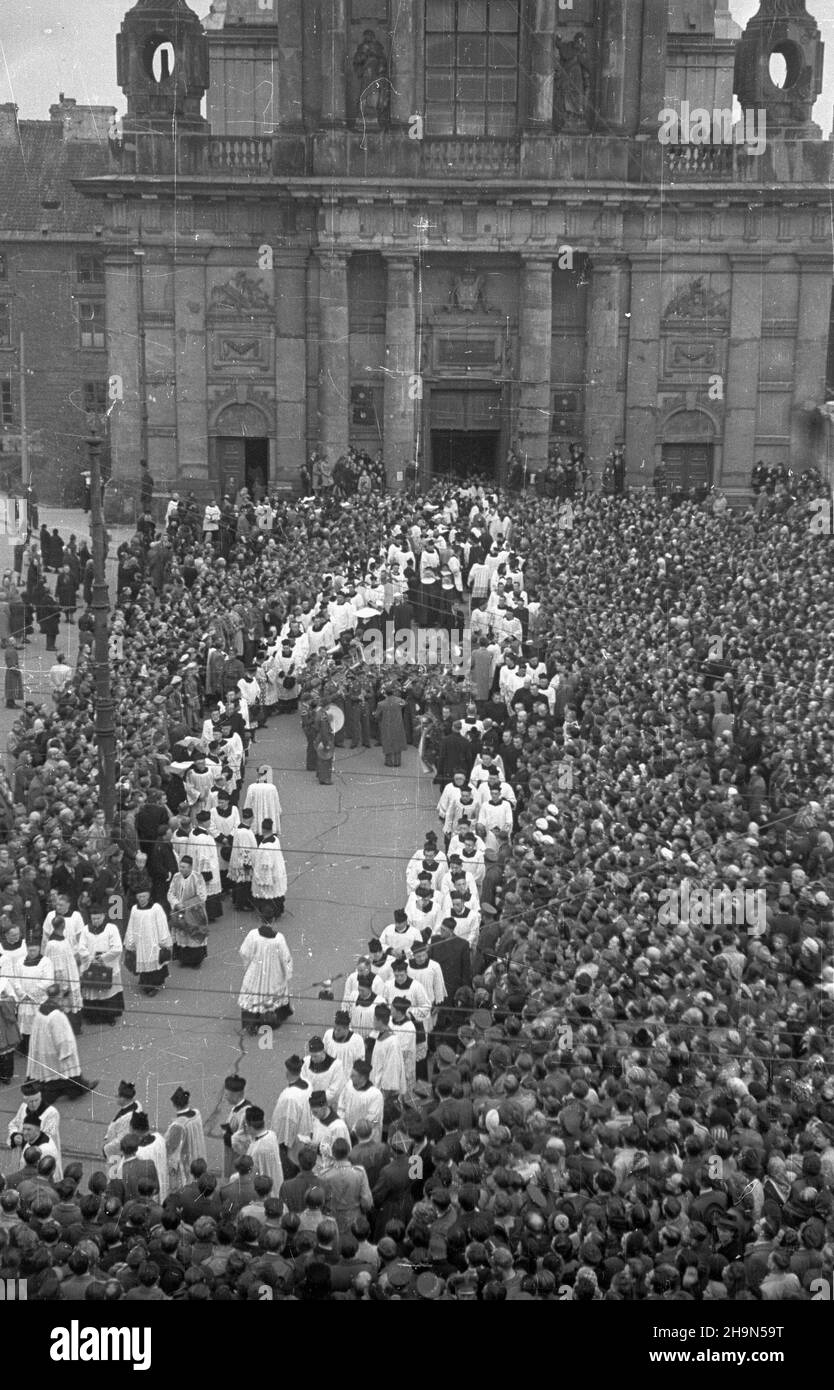 Warszawa, 1948-10-26. Pogrzeb prymasa Polski, kardyna³a, prezbitera Koœcio³a rzymskokatolickiego, legata Stolicy Apostolskiej, Metropolity gnieŸnieñskiego i warszawskiego Augusta Hlonda. Przeniesienie trumbny ze zw³okami z koœcio³a Wniebowziêcia NMP i œw. Józefa Oblubieñca (ul. Krakowskie Przedmieœcie) Do krypty w katedrze œw. Jana Chrzciciela (ul. Œwiêtojañska). NZ. Kondukt pogrzebowy przed koœcio³em pokemelickim. uu PAP Warschau, 26. Oktober 1948. Die Beerdigung des polnischen Primas, des Kardinals, des päpstlichen Legats, Gniezno und des Warschauer Erzbischofs August Hlond. Der Sarg wird aus der Kirche der überführt Stockfoto