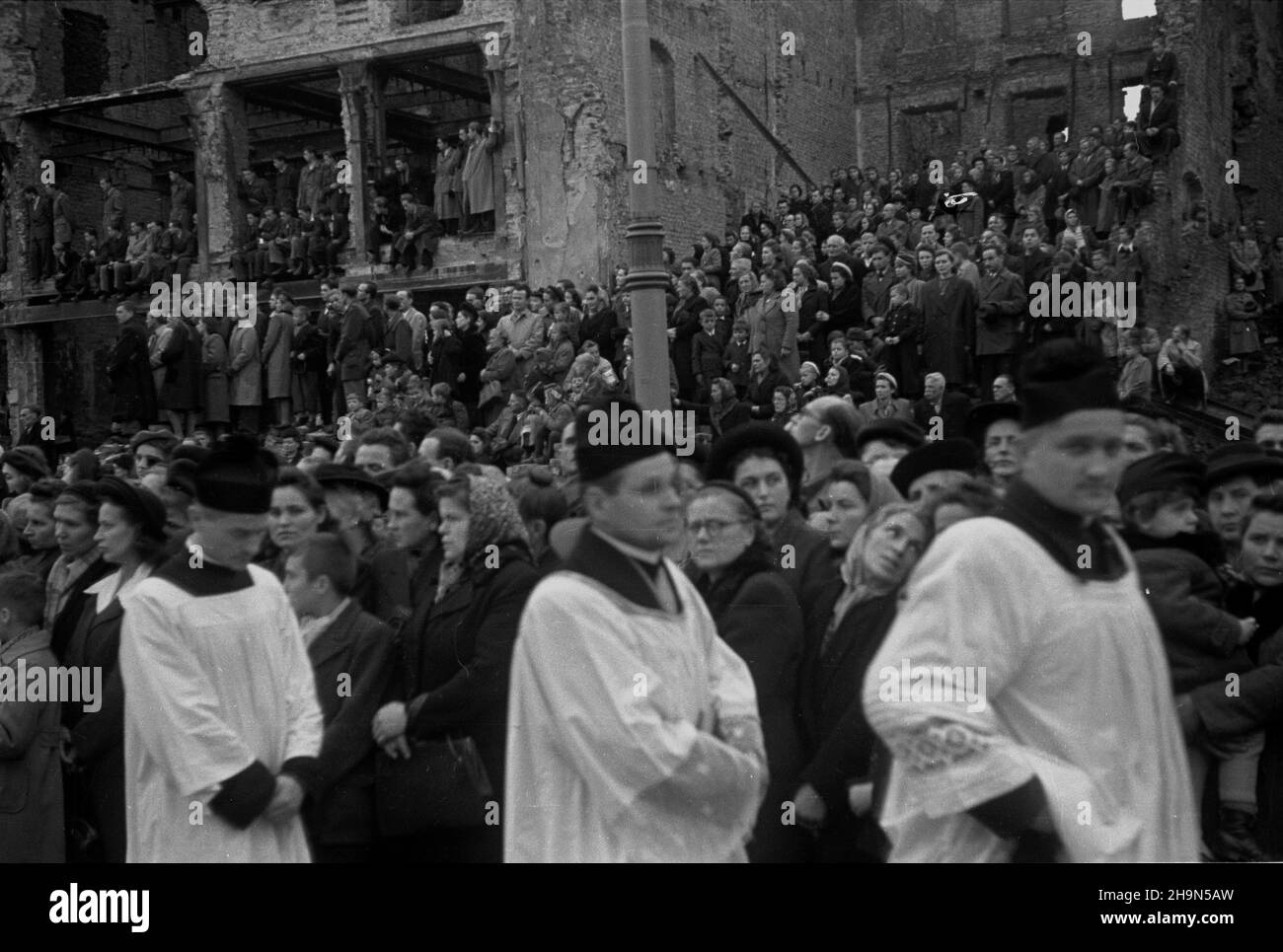 Warszawa, 1948-10-26. Pogrzeb prymasa Polski, kardyna³a, prezbitera Koœcio³a rzymskokatolickiego, legata Stolicy Apostolskiej, Metropolity gnieŸnieñskiego i warszawskiego Augusta Hlonda. Przeniesienie trumbny ze zw³okami z koœcio³a Wniebowziêcia NMP i œw. Józefa Oblubieñca (ul. Krakowskie Przedmieœcie) Do krypty w katedrze œw. Jana Chrzciciela (ul. Œwiêtojañska). NZ. Rzesze wiernych na trasie przemarszu konduktu pogrzebowego (ul. Krakowskie Przedmieœcie) Warschau, 26. Oktober 1948. Die Beerdigung des polnischen Primas, des Kardinals, des päpstlichen Legats, Gniezno und des Warschauer Erzbischofs August Hlond. Der Stockfoto