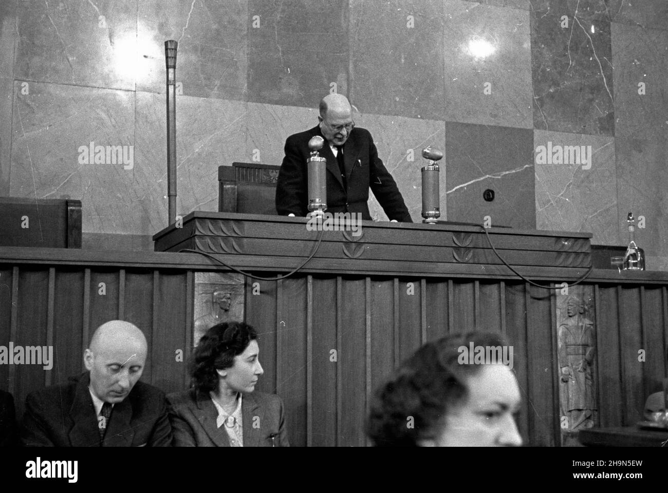 Warszawa, 1948-10-28. Otwarcie jesiennej sesji Sejmu Ustawodawczego. Czterdzieste ósme posiedzenie Sejmu poœwiêcone rz¹dowemu projektowi ustawy o planie gospodarczym w s³u¿bie zdrowia. W otwarciu uczestniczy³ Prezydent RP Boles³aw Bierut. Sesjê poprowadzi³ marsza³ek Sejmu Ustawodawczego W³adys³aw Kowalski (nz.). uu PAP Warschau, 28. Oktober 1948. Die Eröffnung der Herbstsitzung des Legislativsejm. Die Sejm-Sitzung von 48th diskutierte einen Regierungsentwurf über den Wirtschaftsplan im Gesundheitswesen. An der Eröffnung nahm Polens Präsident Boleslaw Bierut Teil. Die Sitzung wurde von Legislative geleitet Stockfoto