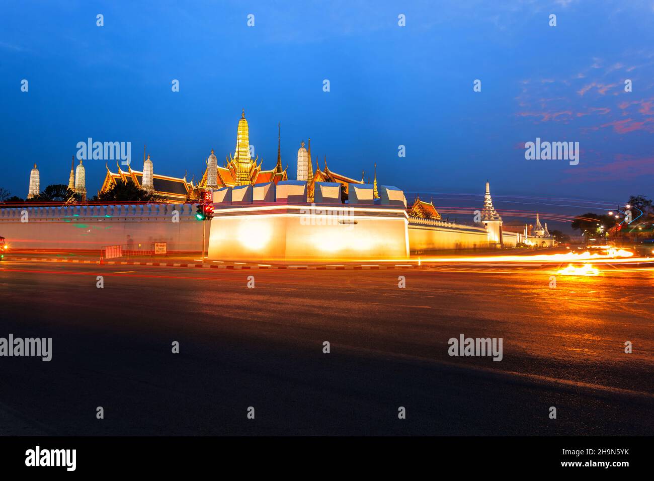 Nachtansicht des Tempels des Emerald Buddha in Thailand Stockfoto