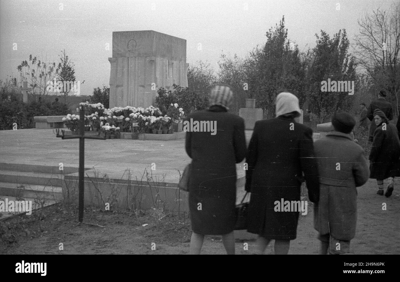 Warszawa, 1948-11-01. Dzieñ Wszystkich Œwiêtych. Cmentarz Wojskowy na Pow¹zkach. NZ. Grobowiec gen. broni Karola Œwierczewskiego (pseudonim Walter) autorstwa artysty Jana Œlusarczyka. uu PAP Warschau, 1. November 1948. Allerheiligen. Militärfriedhof Powazki. Im Bild: Das Grab von Brig.-Gen. Karol Swierczewski (Pseudonym Walter) gestaltet von Jan Slusarczyk. uu PAP Stockfoto