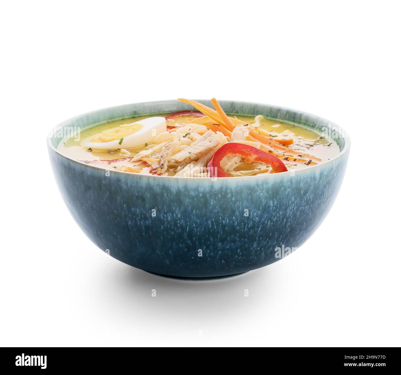 Schüssel mit leckerer Thai-Suppe auf weißem Hintergrund Stockfoto