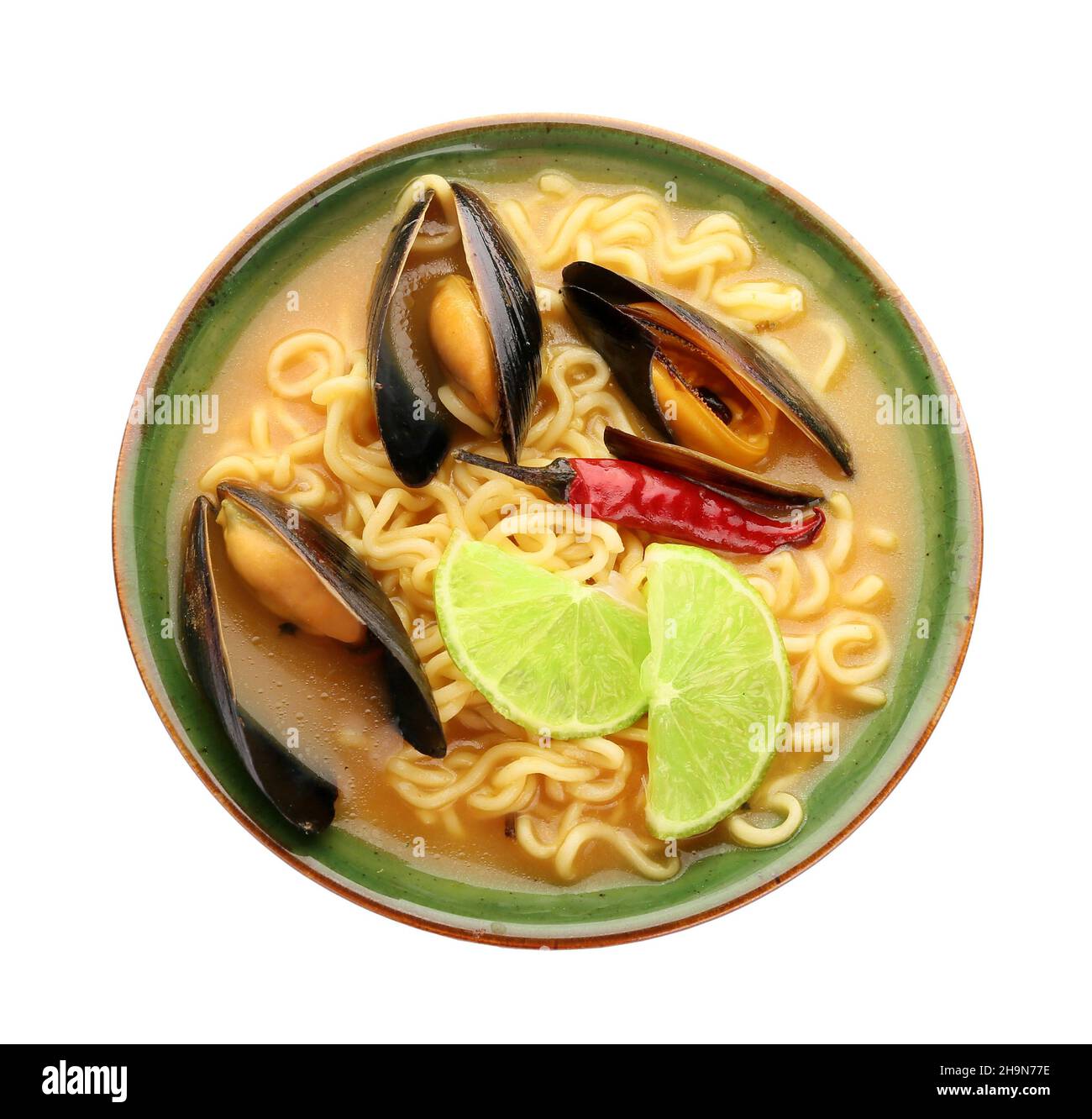 Schüssel mit leckerer Thai-Suppe auf weißem Hintergrund Stockfoto