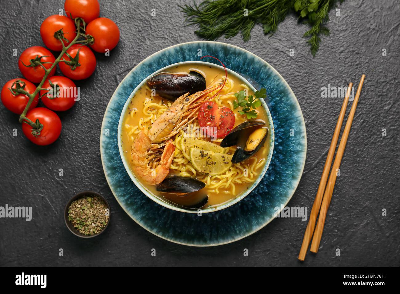 Schüssel mit leckerer Thai-Suppe auf dunklem Hintergrund Stockfoto