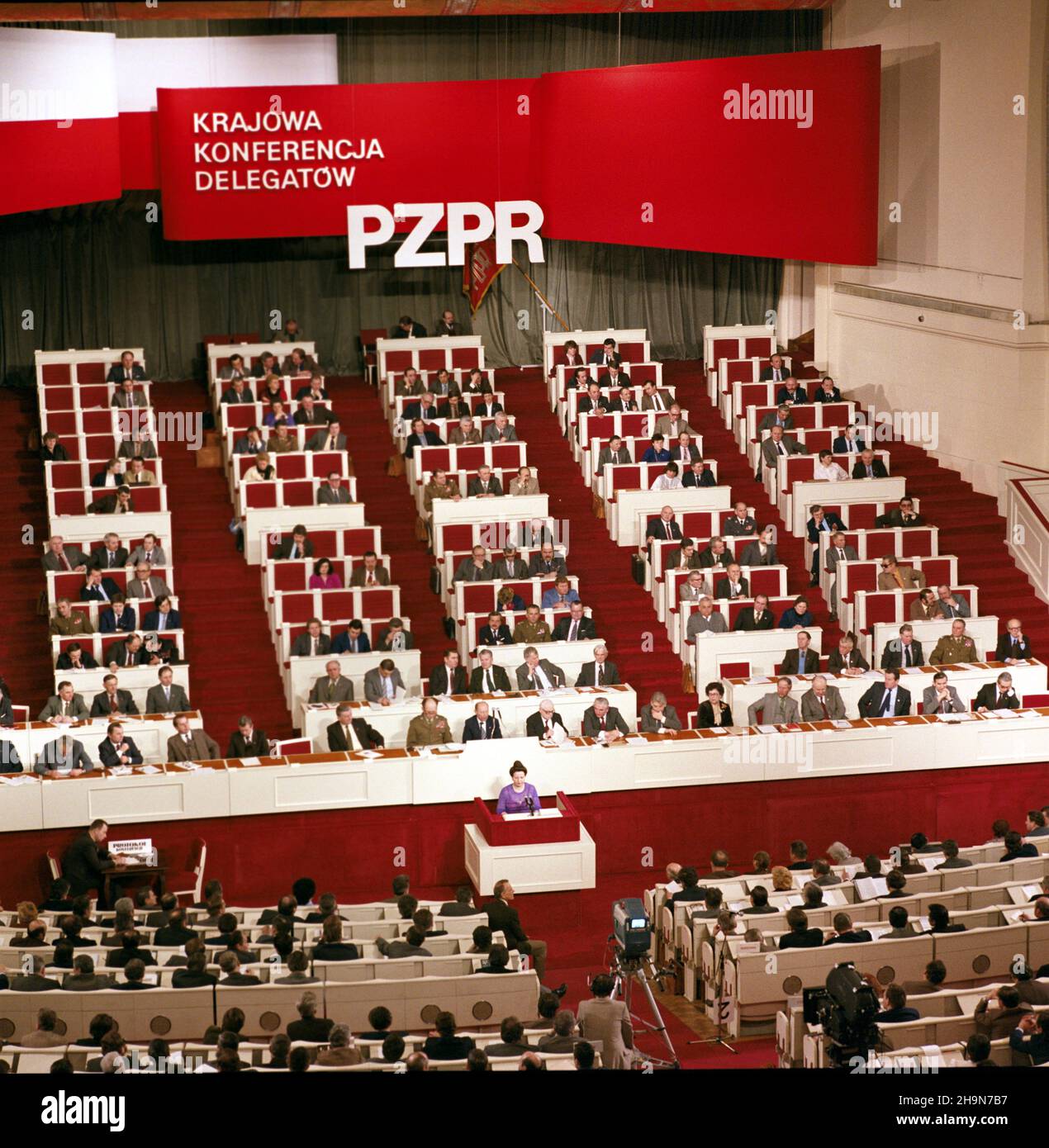 Warszawa 16.03.1984. Pa³ac Kultury i Nauki (PKiN), Sala Kongresowa. Krajowa Conferencja Delegatów PZPR (Polskiej Zjednoczonej Partii Robotniczej). js PAP/Wojciech Kryñski Warschau, 16. März 1984. Nationale Delegiertenkonferenz der Polnischen Vereinigten Arbeiterpartei (PUWP) im Kongresssaal des Kultur- und Wissenschaftspalastes. js PAP/Wojciech Krynski Stockfoto