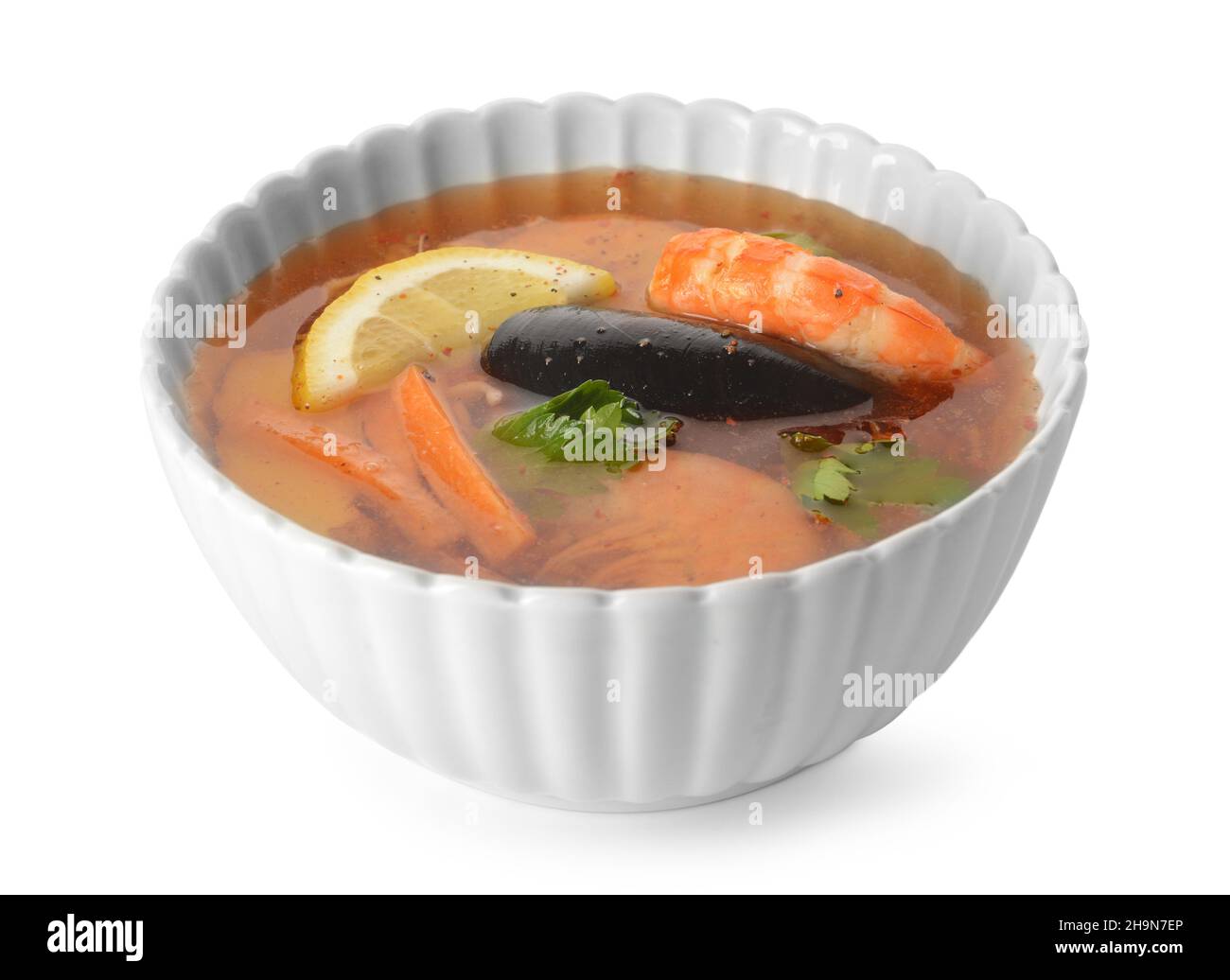 Schüssel mit würziger Thai-Suppe auf weißem Hintergrund Stockfoto