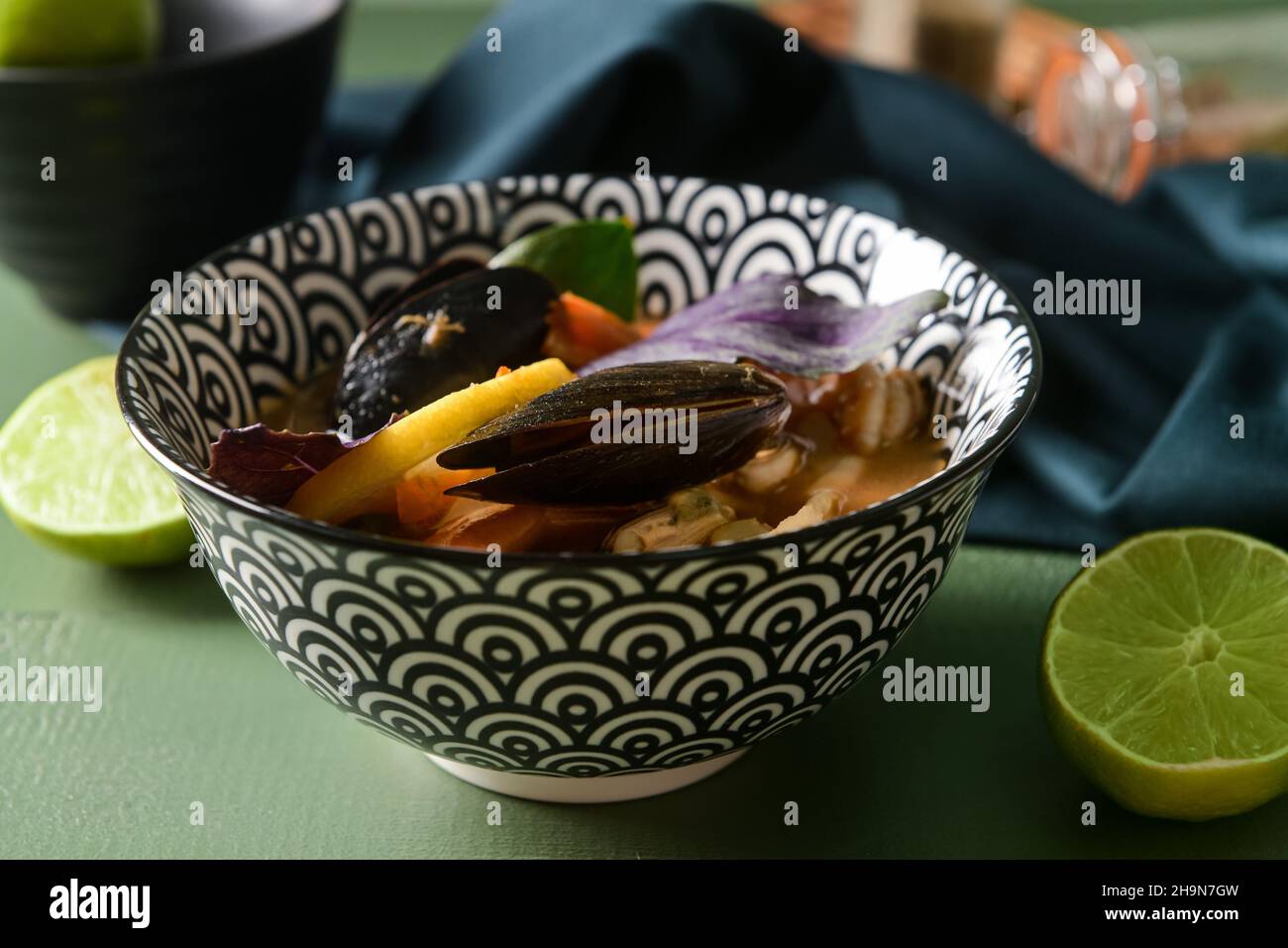 Schüssel mit würziger Thai-Suppe auf dem Tisch Stockfoto