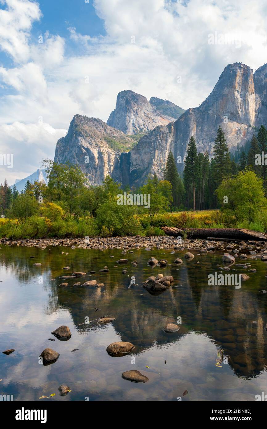 Cathedral Rocks und Türme mit Spiegelungen im Yosemite National Park Stockfoto