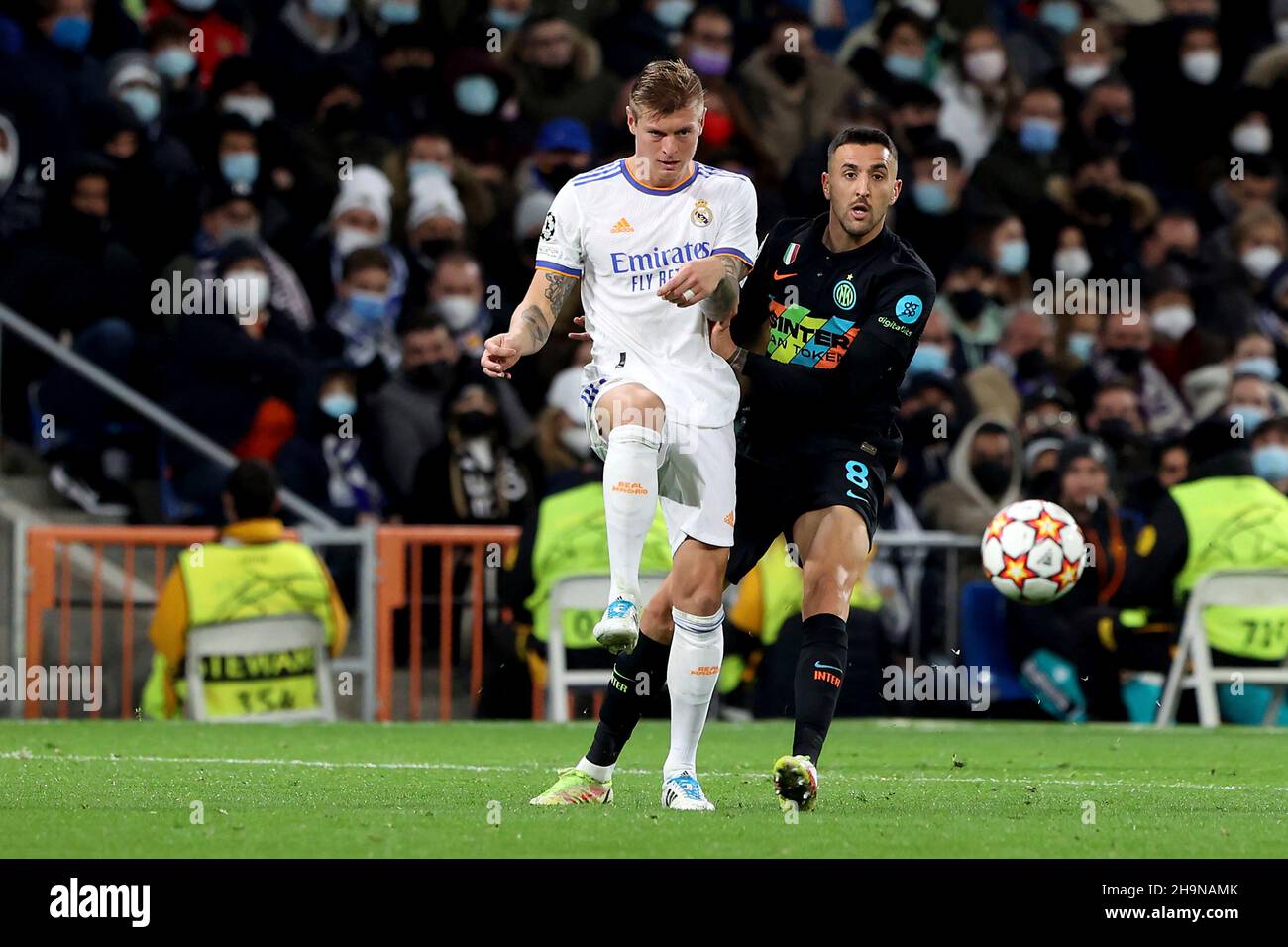 Madrid Spanien; 07.12.2021.- Real Madrid gegen Internazionale Milano Champions League-Tag 6, ausgetragen im Santiago Bernabeu Stadion in Madrid. Real Madrid-Spieler Toni Kroos (L) Inter-Spieler Matias Vecino (R) Endergebnis 2-0 Tore von Rel Madrid Toni Kroos 17  und Asensio 78  Foto: Juan Carlos Rojas Stockfoto