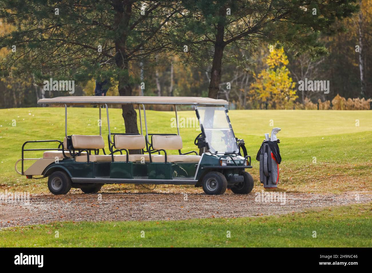 Elektro-Fahrzeug auf einem Golfplatz genutzt Stockfotografie - Alamy