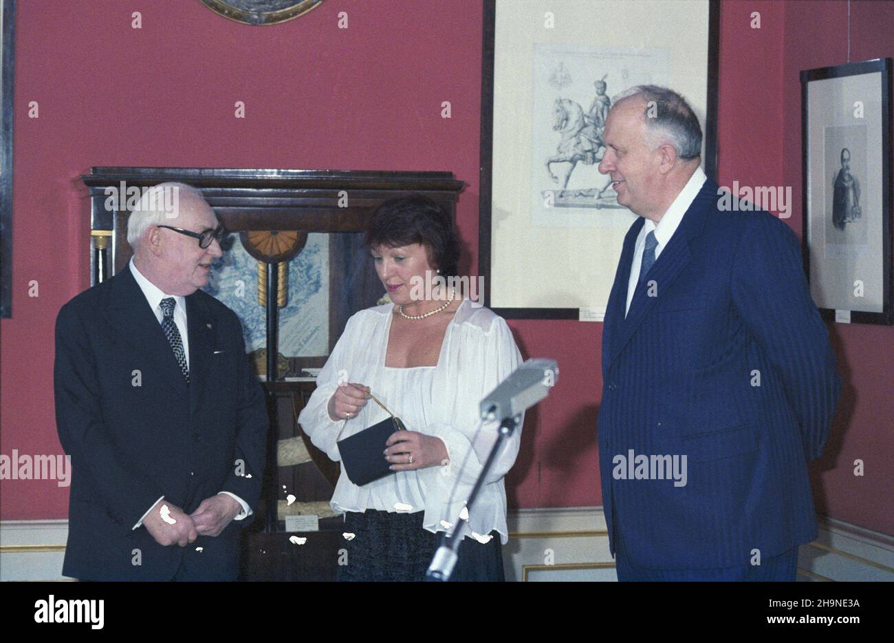 Warszawa 01,1984. Noworoczne spotkanie korpusu dyplomatycznego z przedstawicielami partii rz¹du, w pa³acu Wilanowskim. NZ. m.in. przewodnicz¹cy Rady Pañstwa PRL Henryk Jab³oñski (L), Minister spraw zagranicznych PRL w rz¹dzie Edwarda Babiucha Stefan Olszowski (P). js PAP/Grzegorz Rogiñski Dok³adny dzieñ wydarzenia nieustalony. Warschau Januar 1984. Ein Neujahrstreffen von Diplomaten, die in Polen akkreditiert sind, mit Vertretern der Partei und der Regierung im Palast in Wilanow. Im Bild: henryk Jablonski (links), vorsitzender des Staatsrats der PRL, Außenminister der PRL bei Stockfoto