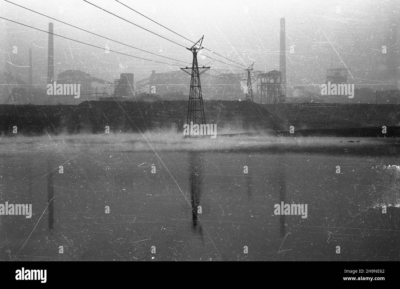 Chorzów, 1948-11. Huta Koœciuszko. NZ. ha³dy gor¹cych odpadów z kombinatu. Dok³adny dzieñ wydarzenia nieustalony. bk PAP Chorzow, November 1948. Das Stahlwerk Kosciuszko. Im Bild: Die heißen Abfälle der Mühle. bk PAP Stockfoto