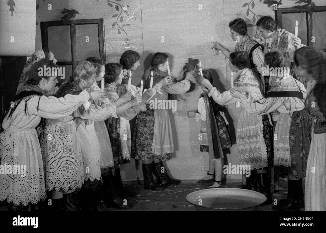 Wroc³aw, 194811. Wystêp Amatorskiego Zespo³u Œwietlicowego w strojach