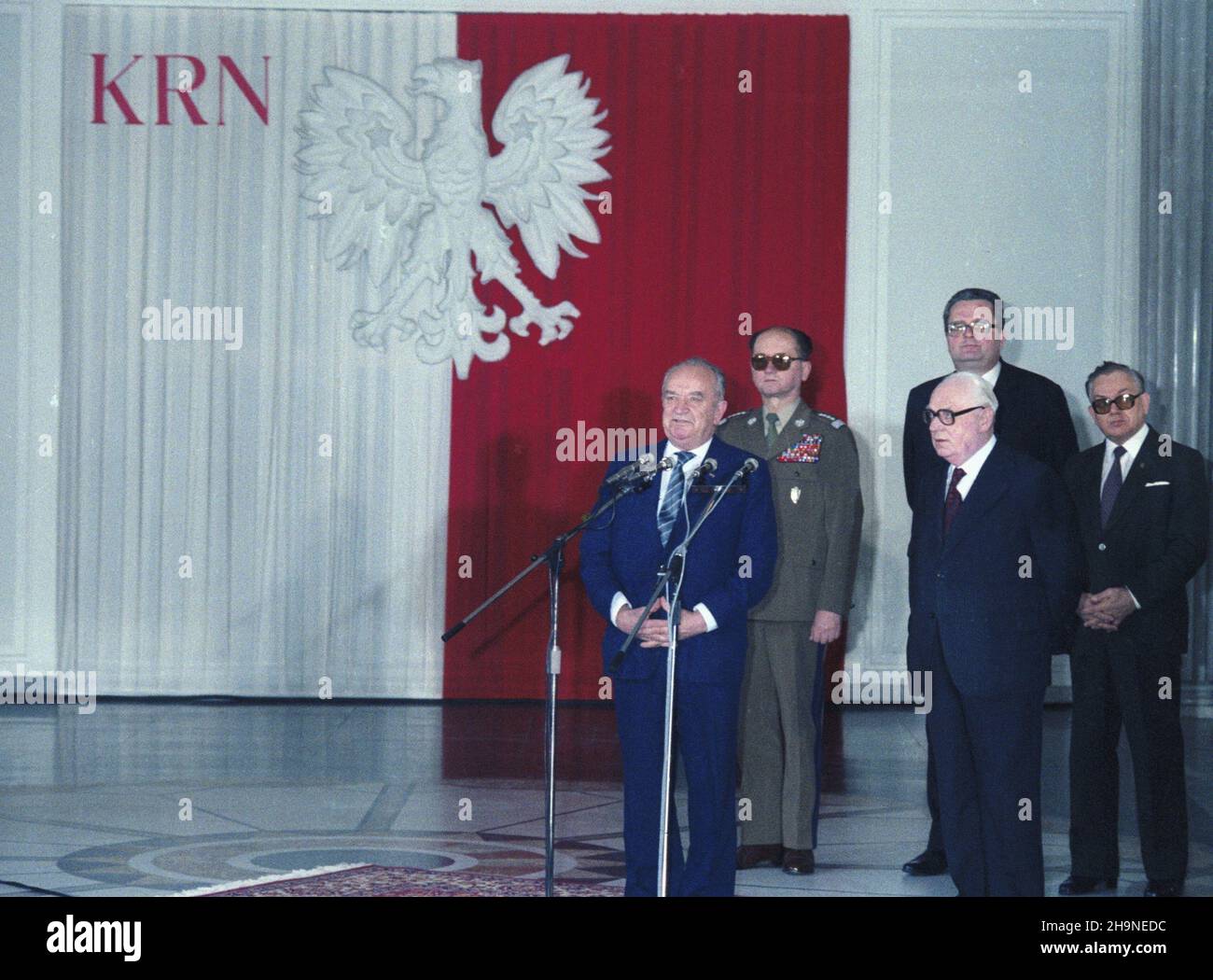 Warszawa 29.12.1983. Posiedzenie Sejmu PRL (Polskiej Rzeczpospolitej Ludowej) w 40. rocznicê utworzenia KRN (Krajowej Rady Narodowej). NZ. od lewej: Marsza³ek Sejmu PRL Stanis³aw Gucwa, Premier-Generation. Wojciech Jaruzelski, przewodnicz¹cy Rady Pañstwa PRL Henryk Jab³oñski (z przodu), prezes Zjednoczonego Stronnictwa Ludowego (ZSL) Roman Malinowski, wicepremier Edward Kowalczyk. js PAP/Grzegorz Rogiñski Warschau 29. Dezember 1983. Die Sitzung des Sejm der Polnischen Volksrepublik (PRL) zum 40th. Jahrestag der Bildung des Nationalrats (KRN). Bild von links: Sejm sprechen Stockfoto