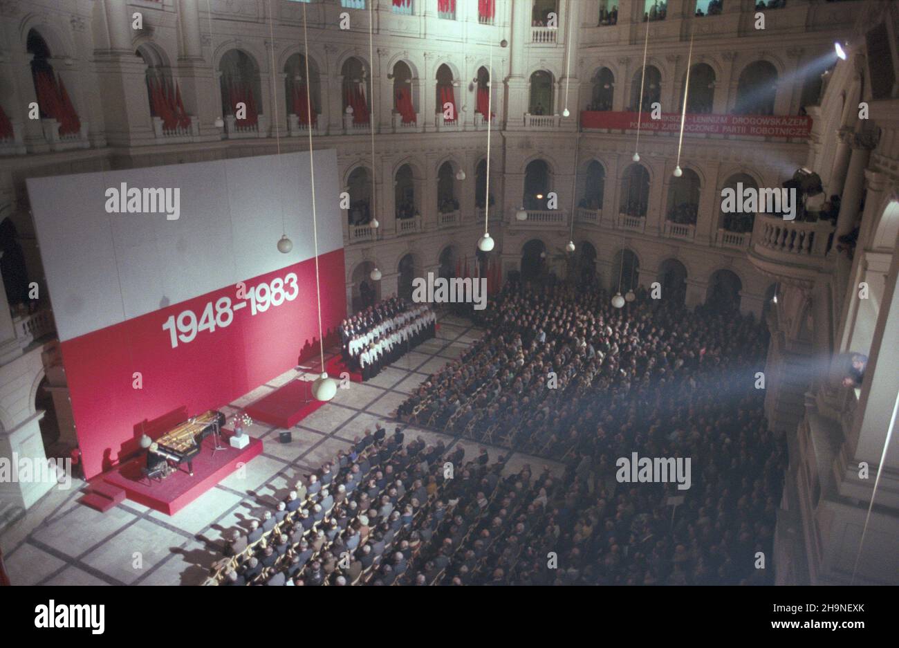 Warszawa 12,1983. 35. Rocznica powstania Polskiej Zjednoczonej Partii Robotniczej (PZPR), uroczystoœci na dziedziñcu Politechniki Warszawskiej. js PAP/Maciej Musia³ Dok³adny dzieñ wydarzenia nieustalony. Warschau Dezember 1983. Der 35th. Jahrestag der Gründung der Polnischen Vereinigten Arbeiterpartei (PZPR), Cderemonien auf dem Hof der Warschauer Technischen Universität. js PAP/Maciej Musial genaues Datum unbekannt. Stockfoto