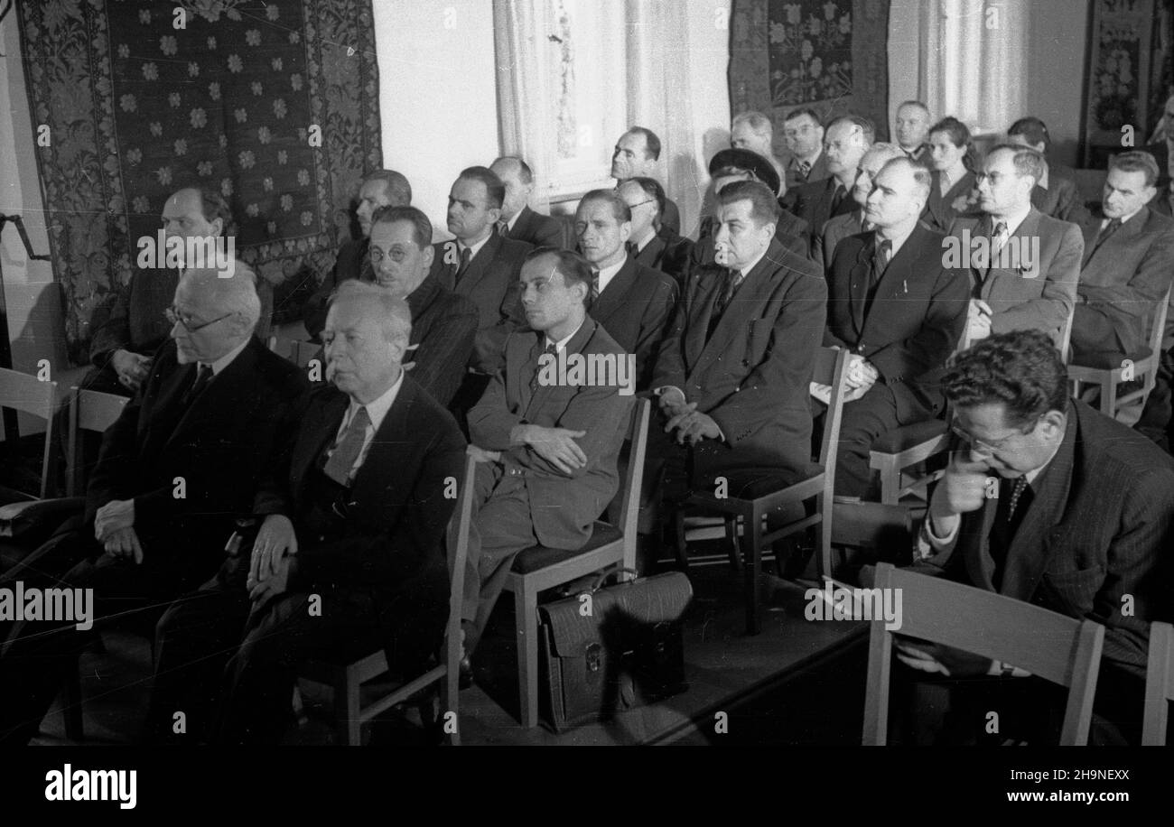 Warszawa, 1948-11-05. W Belwederze odby³o siê uroczyste posiedzenie inauguracyjne Ogólnopolskiego Komitetu Wykonawczego uczczenia 150-lecia urodzin Adama Mickiewicza. Posiedzeniu przewodniczy³ Prezydent RP Boles³aw Bierut. Na spotkaniu obecni byli cz³onkowie rz¹du, liczni reprezentanci œwiata nauki, literatury i sztuki oraz przodownicy pracy. NZ. m. in. prezes polskiej Akademii Umiejêtnoœci prof. Kazimierz Nitsch (w pierwszym rzêdzie, 1L), prezes Spó³dzielni Wydawniczo-Oœwiatowej Czytelnik Jerzy Borejsza (na pierwszym planie, 1P), rektor Uniwersytetu Warszawskiego prof. Franciszek Czubalski (w Stockfoto