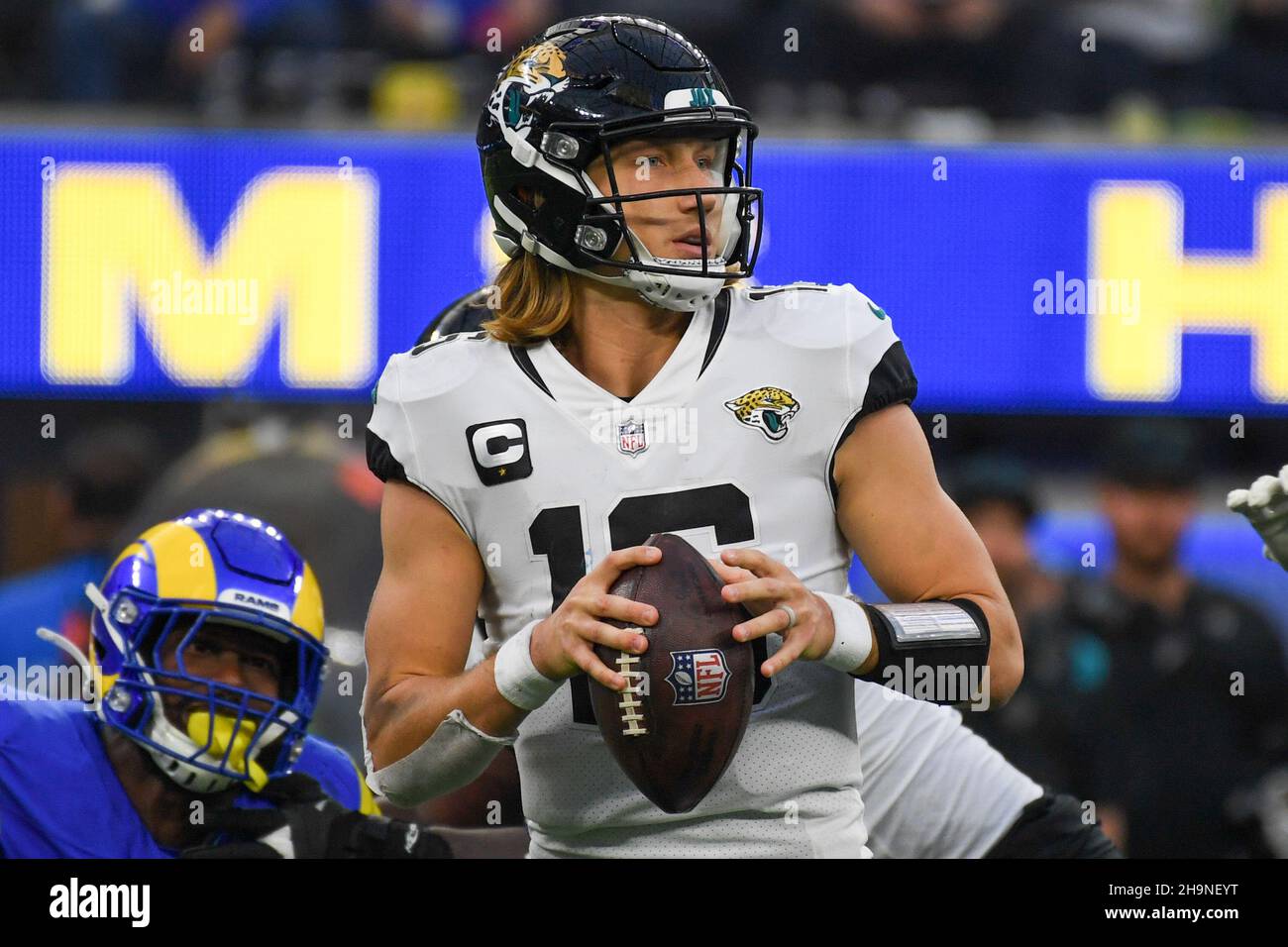 Jacksonville Jaguars Quarterback Trevor Lawrence (16) während eines NFL-Spiels gegen die Los Angeles Rams, Sonntag, 5. Dezember 2021, in Inglewood, Kalif Stockfoto