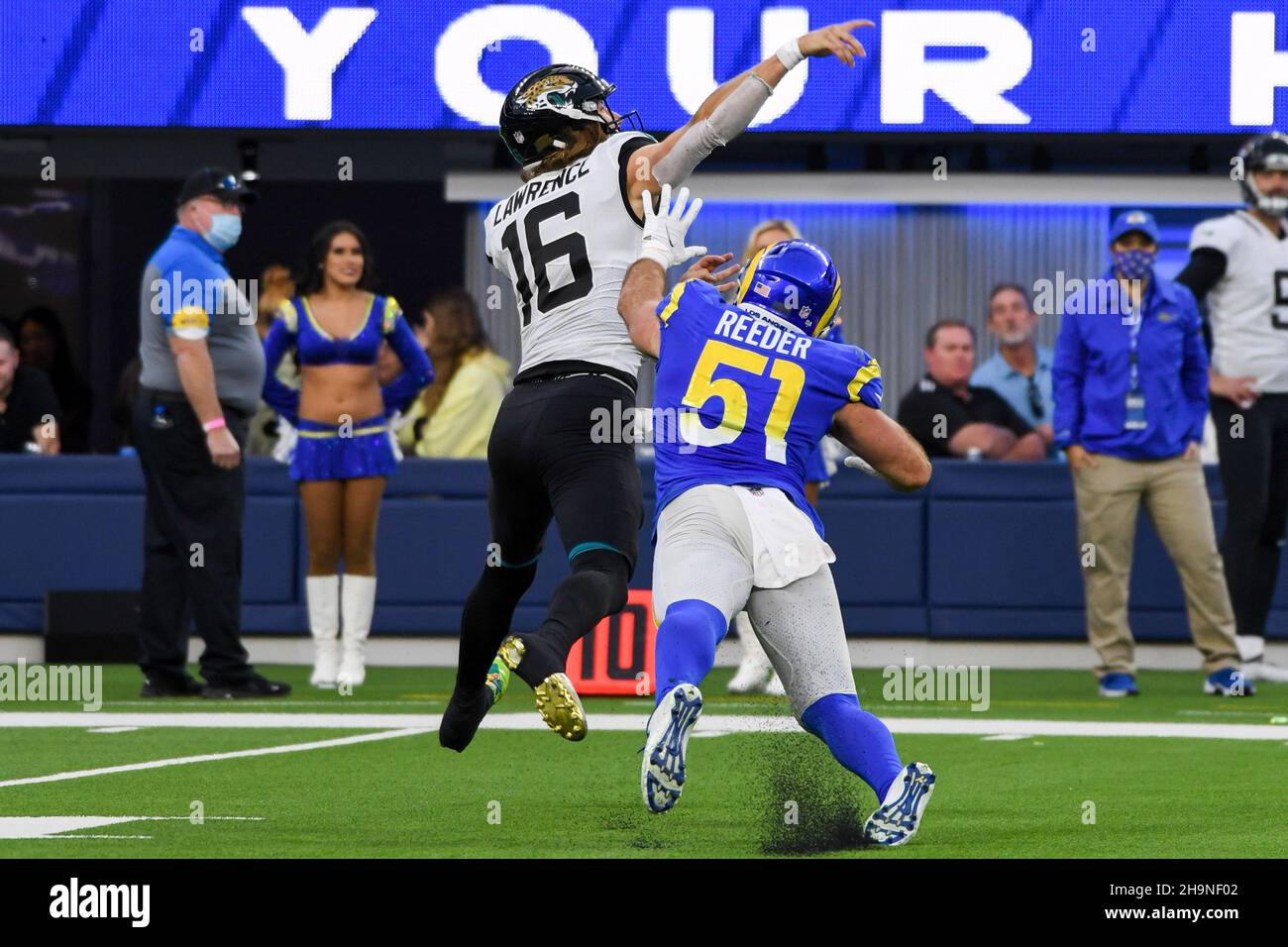 Jacksonville Jaguars Quarterback Trevor Lawrence (16) wirft den Ball unter Druck von Los Angeles Rams innerhalb des Linebackers Troy Reeder (51) duri Stockfoto