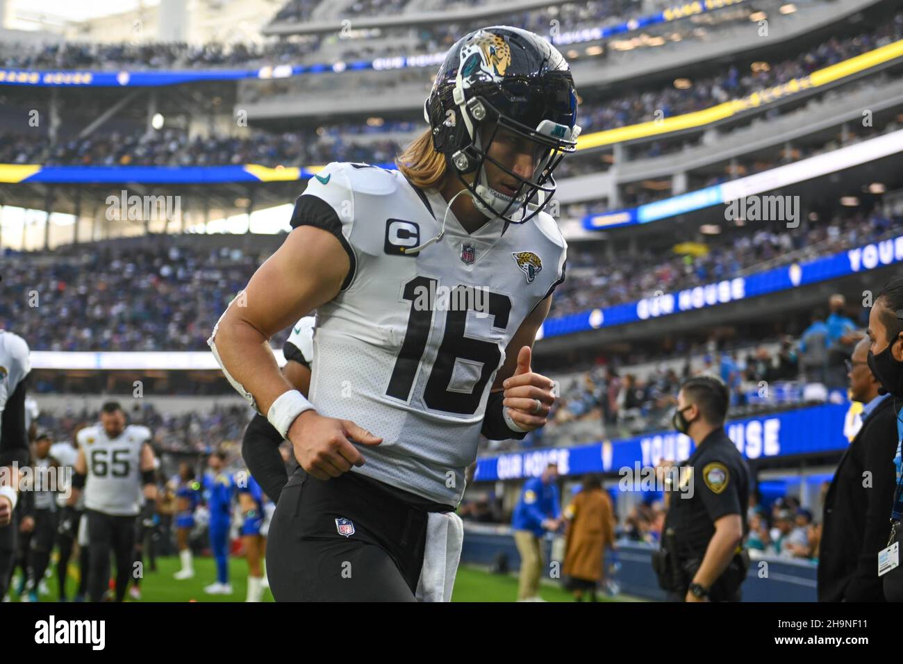 Jacksonville Jaguars Quarterback Trevor Lawrence (16) verlässt das Feld zur Halbzeit während eines NFL-Spiels gegen die Los Angeles Rams, Sonntag, 5. Dezember 202 Stockfoto