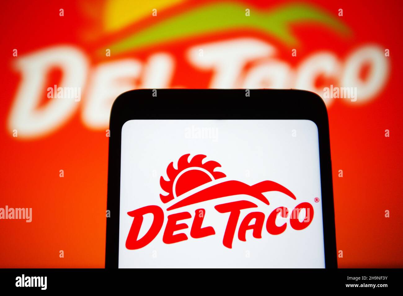 Ukraine. 07th Dez 2021. In dieser Abbildung ist ein Del Taco Restaurants Inc. Logo auf einem Smartphone und einem Computerbildschirm zu sehen. (Foto von Pavlo Gonchar/SOPA Images/Sipa USA) Quelle: SIPA USA/Alamy Live News Stockfoto