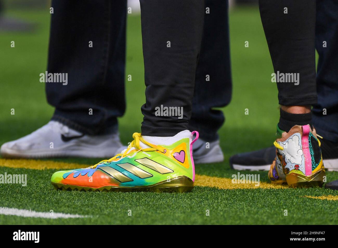 Detailansicht der „My Cause My Cleats“ Adidas-Stollen, die von Jacksonville Jaguars Quarterback Trevor Lawrence (16) vor einem NFL-Spiel getragen wurden, Sonntag, Dez. Stockfoto