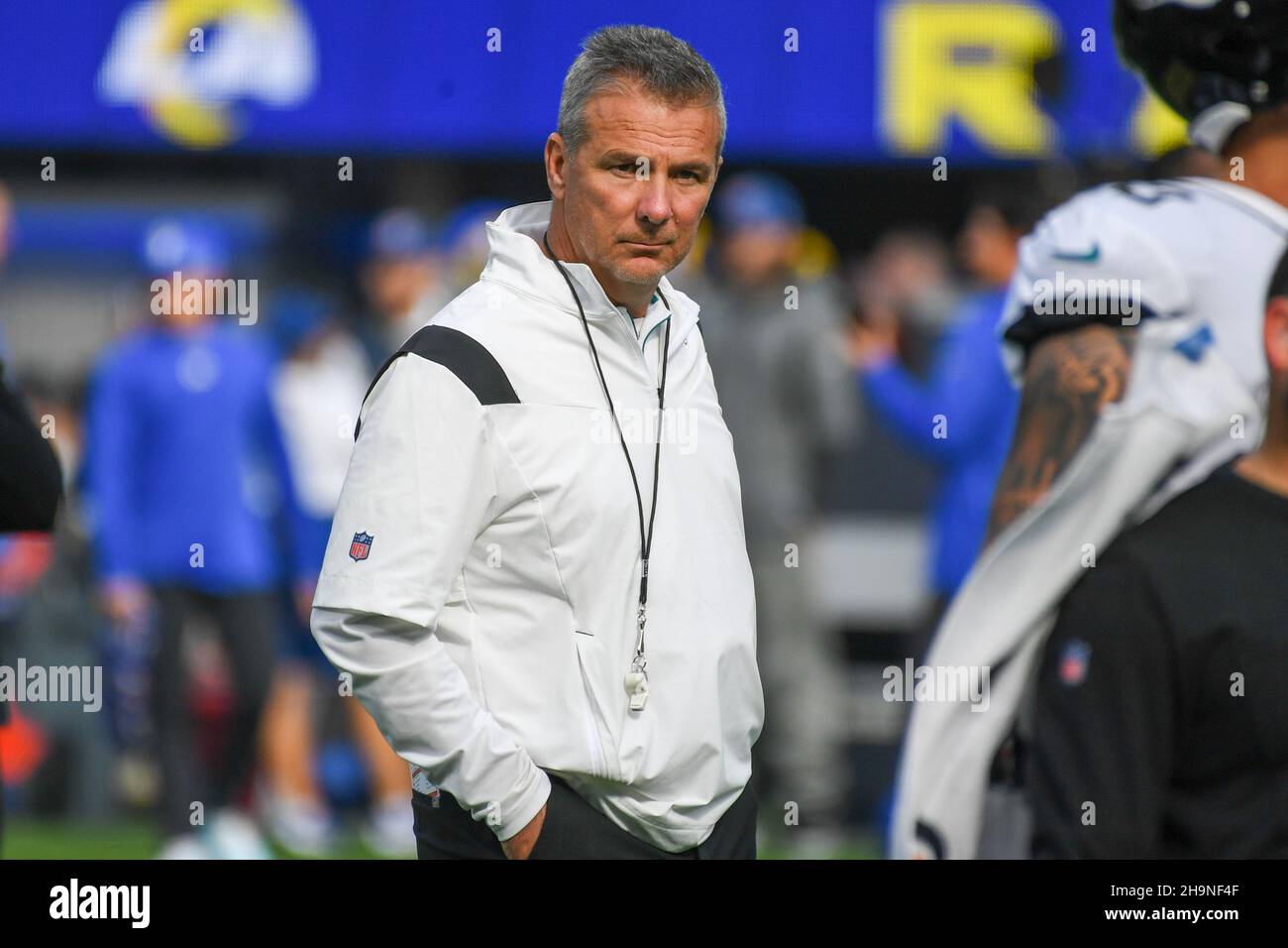 Jacksonville Jaguars Cheftrainer Urban Meyer vor einem NFL-Spiel gegen die Los Angeles Rams, Sonntag, 5. Dezember 2021, in Inglewood, Calif. The Rams defea Stockfoto