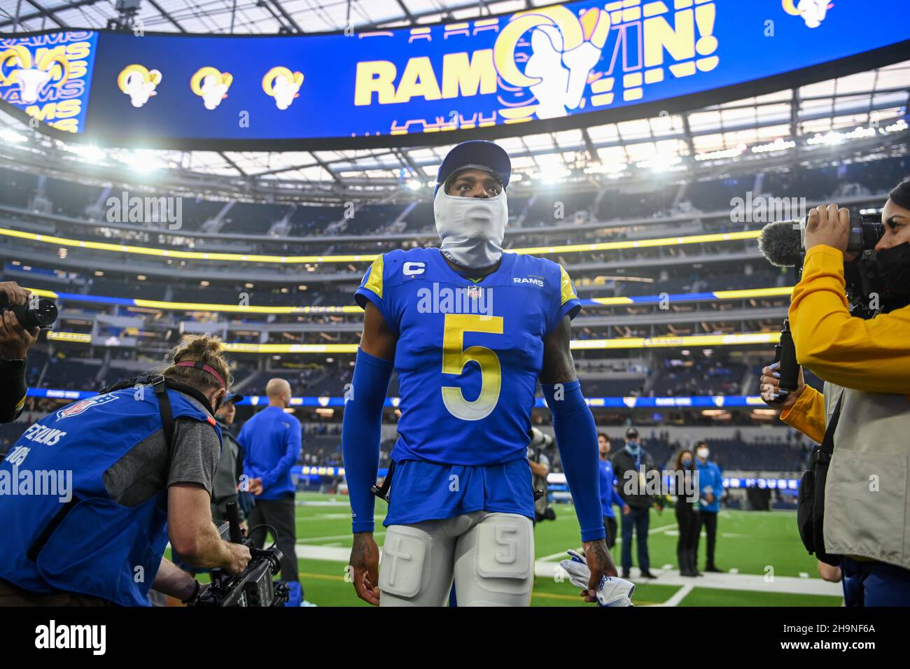 Los Angeles Rams-Eckpfeiler Jalen Ramsey (5) verlässt das Feld nach einem NFL-Spiel gegen die Jacksonville Jaguars, Sonntag, 5. Dezember 2021, in Inglewood, C Stockfoto