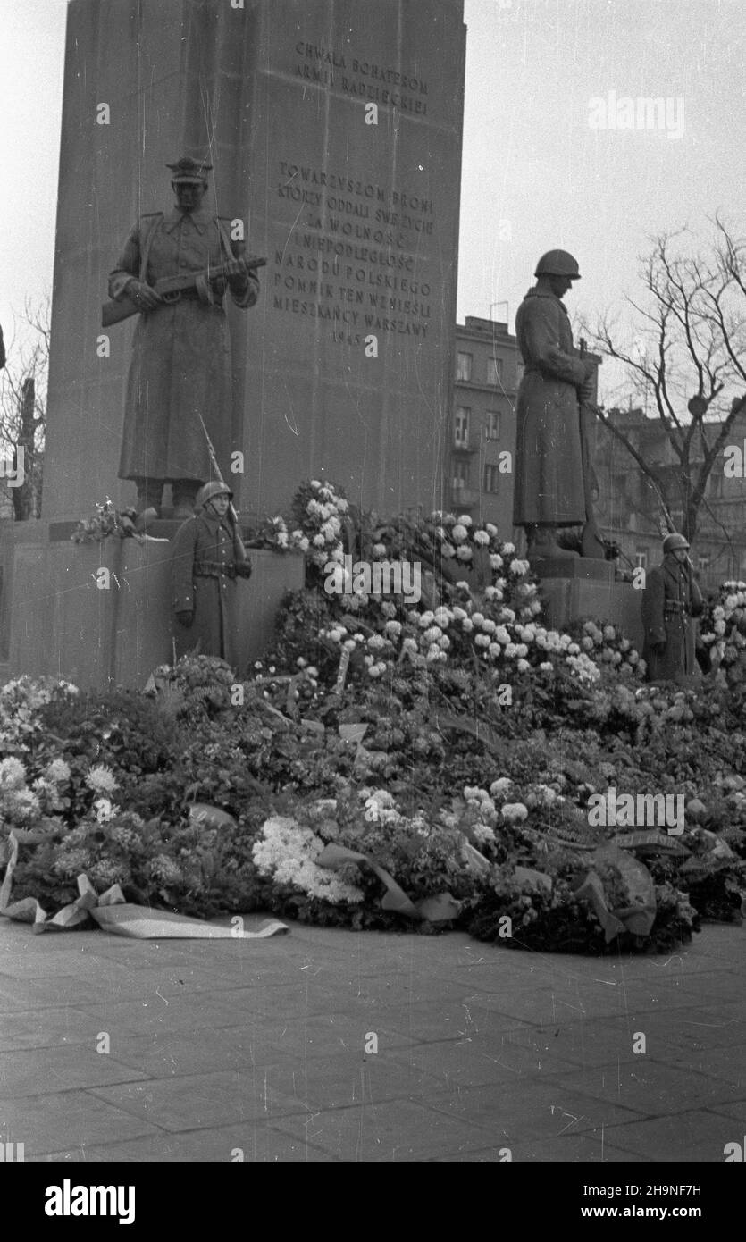 Warszawa, 1948-11-06. Obchody XXXI rocznicy rewolucji paŸdziernikowej. Uroczystoœæ z³o¿enia wieñców przez w³adze polskie i organizacje spo³eczne pod Pomnikiem Braterstwa Broni U zbiegu ulic Zygmuntowskiej i Targowej na Pradze. uu PAP Warschau, 6. November 1948. Zeremonien zum 31st. Jahrestag der Oktoberrevolution. Kranzniederlegung durch die polnischen Behörden und soziale Orgaizationen am Denkmal der Bruderschaft der Waffen an der Kreuzung der Straßen Zygmuntowska und Targowa im Bezirk Praga. uu PAP Stockfoto