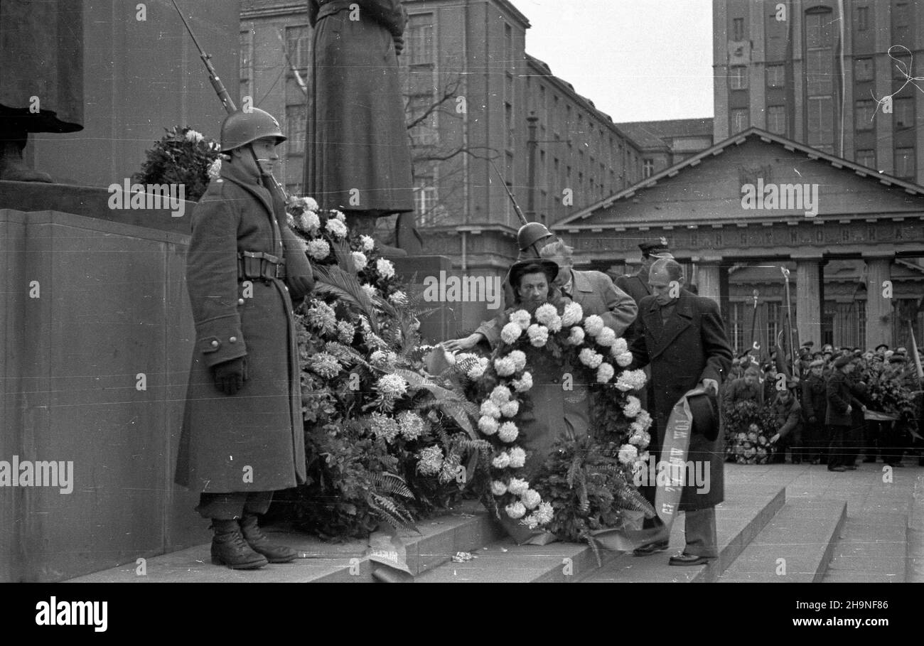 Warszawa, 1948-11-06. Obchody XXXI rocznicy rewolucji paŸdziernikowej. Uroczystoœæ z³o¿enia wieñców przez w³adze polskie i organizacje spo³eczne pod Pomnikiem Braterstwa Broni U zbiegu ulic Zygmuntowskiej i Targowej na Pradze. NZ. wieñce sk³adaj¹ przedstawiciele organizacji spo³ecznych i kombatanci. uu PAP Warschau, 6. November 1948. Zeremonien zum 31st. Jahrestag der Oktoberrevolution. Kranzniederlegung durch die polnischen Behörden und soziale Orgaizationen am Denkmal der Bruderschaft der Waffen an der Kreuzung der Straßen Zygmuntowska und Targowa im Bezirk Praga. Abgebildet: Stockfoto