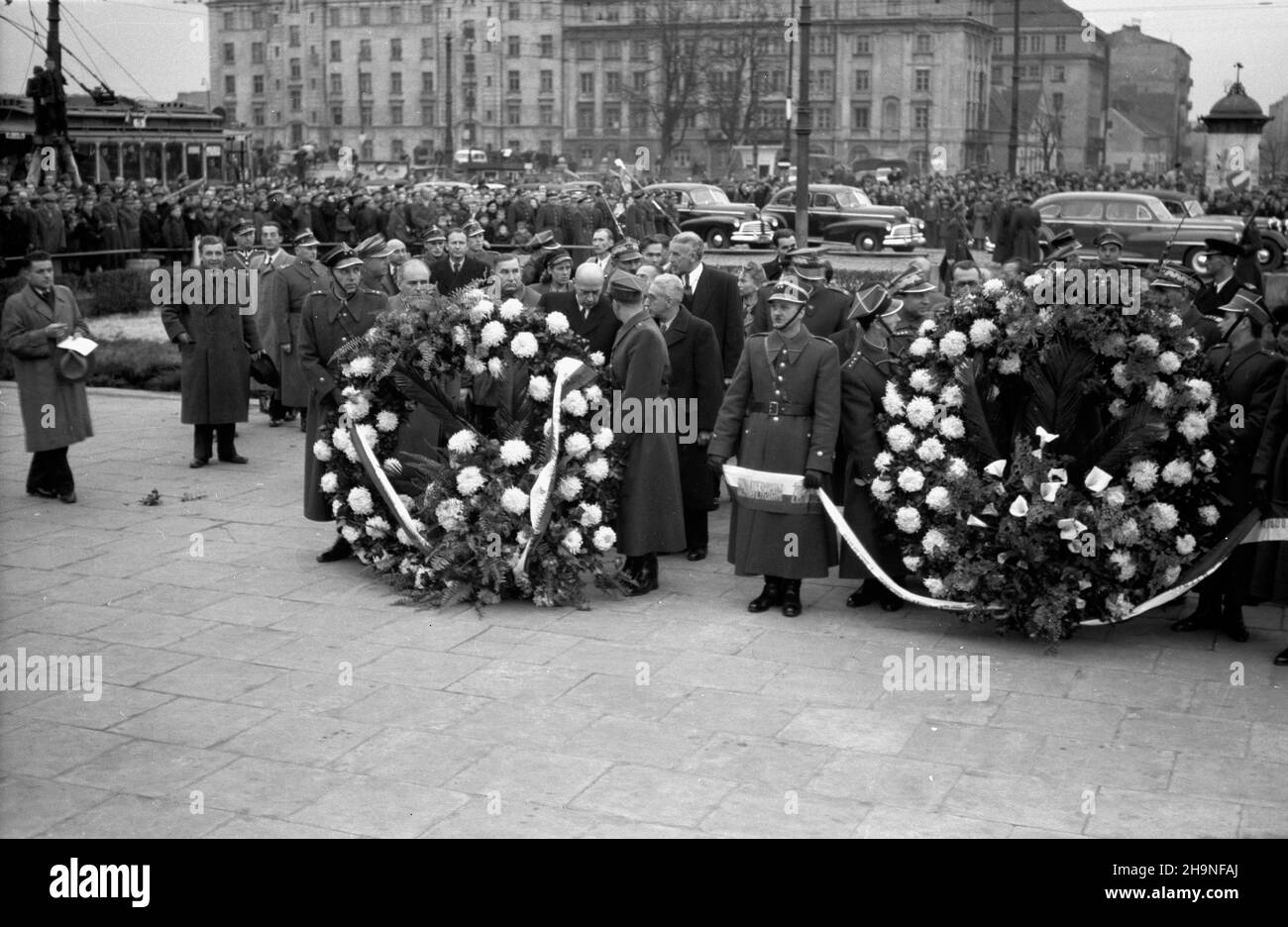 Warszawa, 1948-11-06. Obchody XXXI rocznicy rewolucji paŸdziernikowej. Uroczystoœæ z³o¿enia wieñców przez w³adze polskie i organizacje spo³eczne pod Pomnikiem Braterstwa Broni U zbiegu ulic Zygmuntowskiej i Targowej na Pradze. NZ. m.in. premier Józef Cyrankiewicz (trzeci za lewym wieñcu), sekretarz generalny MSZ ambasador RP w Czechos³owacji Stefan Wierb³owski (C), wiceminister obrony narodowej gen. Dywizji Marian Spychalski (4P), dowódca Wojsk L¹dowych WP gen. broni Stanis³aw Pop³awski (6P), pose³ na Sejm Ustawodawctewzy uj Berz Warschau, 6. November 19 Stockfoto