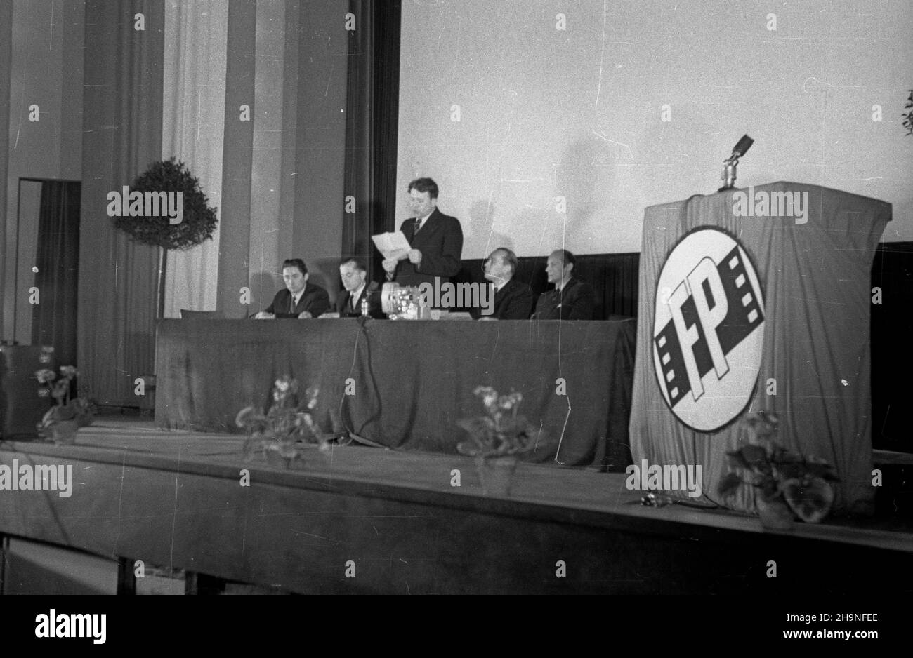 Warszawa, 1948-11-07. W Linie Palladium odby³a siê uroczystoœæ przekazania pierwszego w¹skotaœmowego (16 mm) aparatu projeccyjnego wyprodukowanego przez Fabrykê Aparatów Filmowych w £odzi. NZ. od lewej: konstruktor aparatu projeccyjnego Jerzy Brzozowski (odznaczony Srebrnim Krzy¿em Zas³ugi), in¿ynier Kazimierz Biedrzycki, Minister kultury i sztuki Stefan Dybowski (przemawia), dyrektor naczelny Przedsiêbiorstwa Pañstwowego Film Polski Stanis³aw Albrecht. uu PAP Warschau, 7. November 1948. Das Palladium-Kino war Gastgeber der Zeremonie zur Übertragung des 1st 16-mm-Projektors des Film Eq Stockfoto