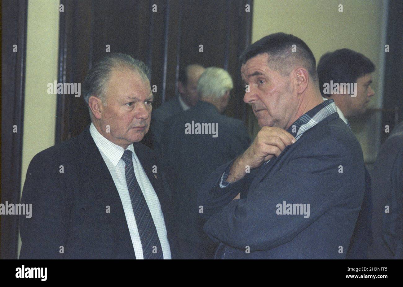 Warszawa 11,1983. XIV Plenum Komitetu Centralnego Polskiej Zjednoczonej Partii Robotniczej (18-19.11.1983). NZ. Dziennikarz i korespondent zagraniczny Stanis³aw G³¹biñski (P) oraz redaktor naczelny dziennika Trybuna Ludu Jerzy Majka (L). wb PAP/Jan Morek Dok³adny dzieñ wydarzenia nieustalony. Warschau, November 1983. Die Plenarsitzung des Zentralkomitees der Polnischen Vereinigten Arbeiterpartei 14th (18.-19. November 1983). Im Bild: Journalist und Auslandskorrespondent Stanislaw Glabinski (R) und Chefredakteur der Tageszeitung Jerzy Majka (L) aus Trybuna Ludu. wb PAP/Jan Morek Stockfoto