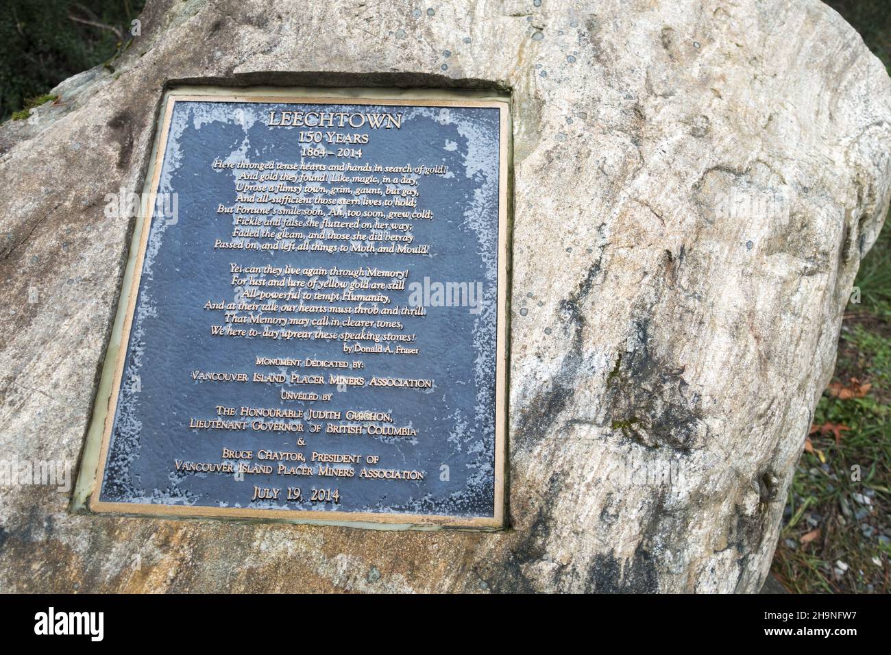 Gedenktafel aus nächster Nähe zur Erinnerung an die 150 Jahre alte historische Bergbaustadt Leechtown im Kapoor Regional Park in der Nähe von Sooke, BC, auf Vancouver Island, Kanada Stockfoto