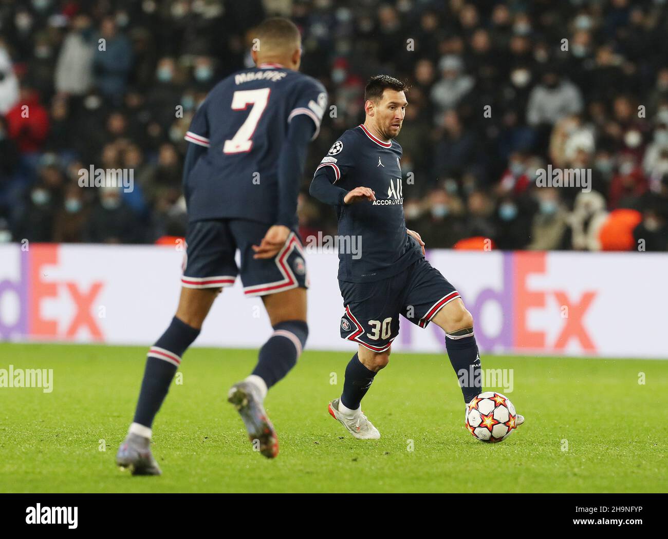 Paris, Frankreich. 7th Dez 2021. Lionel Messi (R) aus Paris Saint-Germain tritt während des UEFA Champions League Group A Fußballmatches zwischen Paris Saint-Germain und dem Club Brugge KV im Parc des Princes in Paris, Frankreich, am 7. Dezember 2021 an. Kredit: Gao Jing/Xinhua/Alamy Live Nachrichten Stockfoto